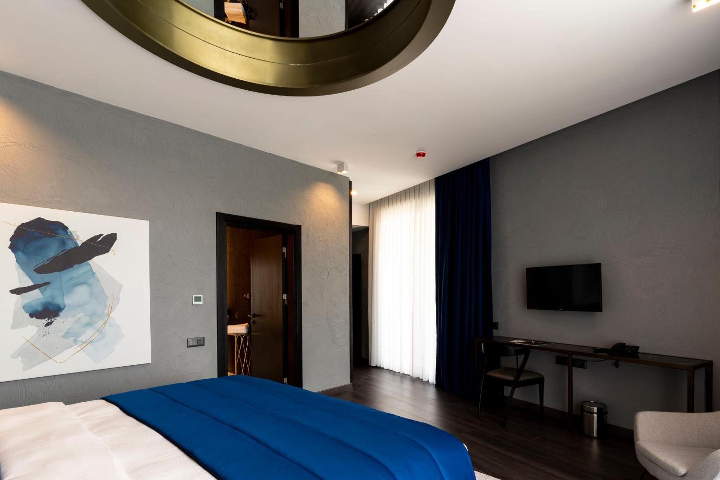 King Suite with Balcony - Photo 3
