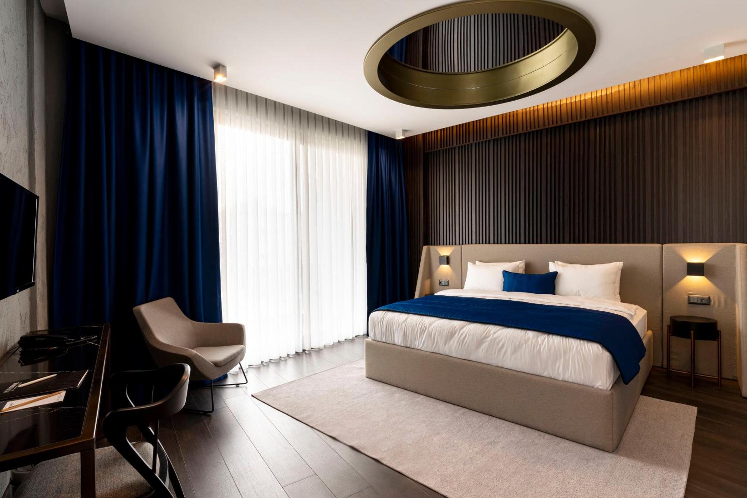 King Suite with Balcony - Photo 2