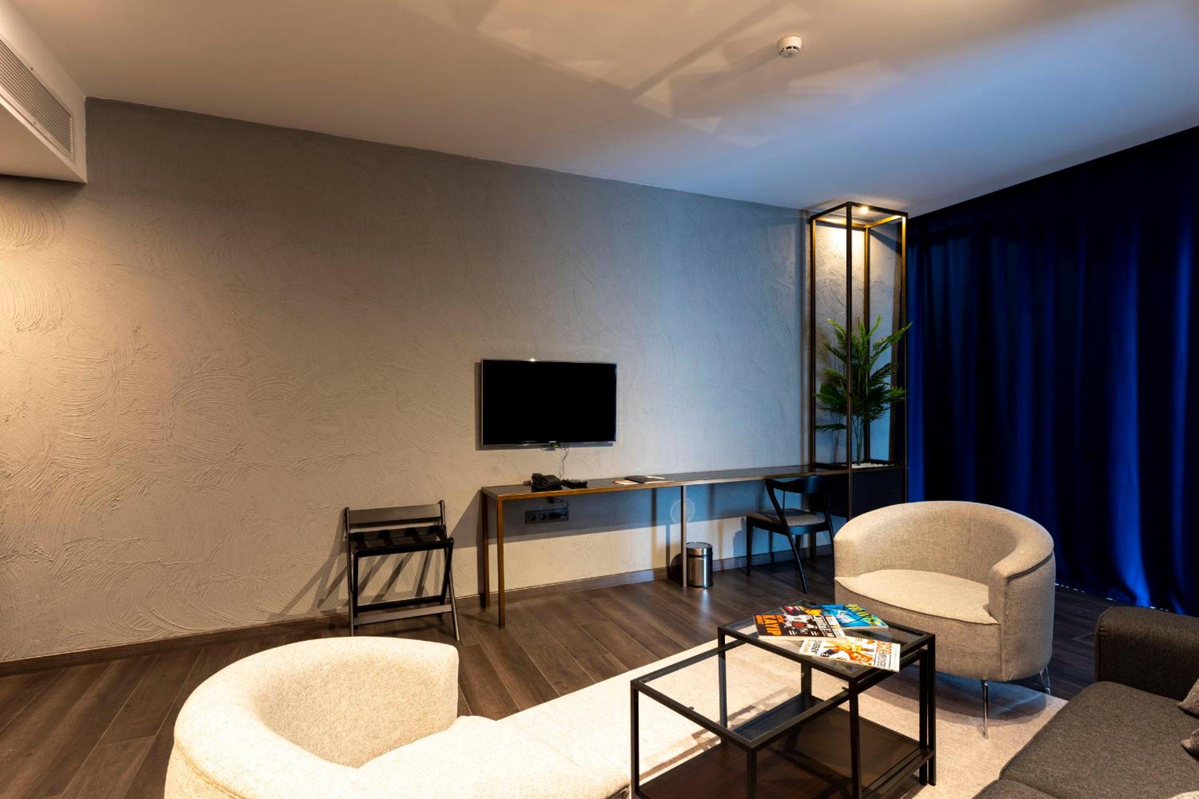 King Suite with Balcony - Photo 6