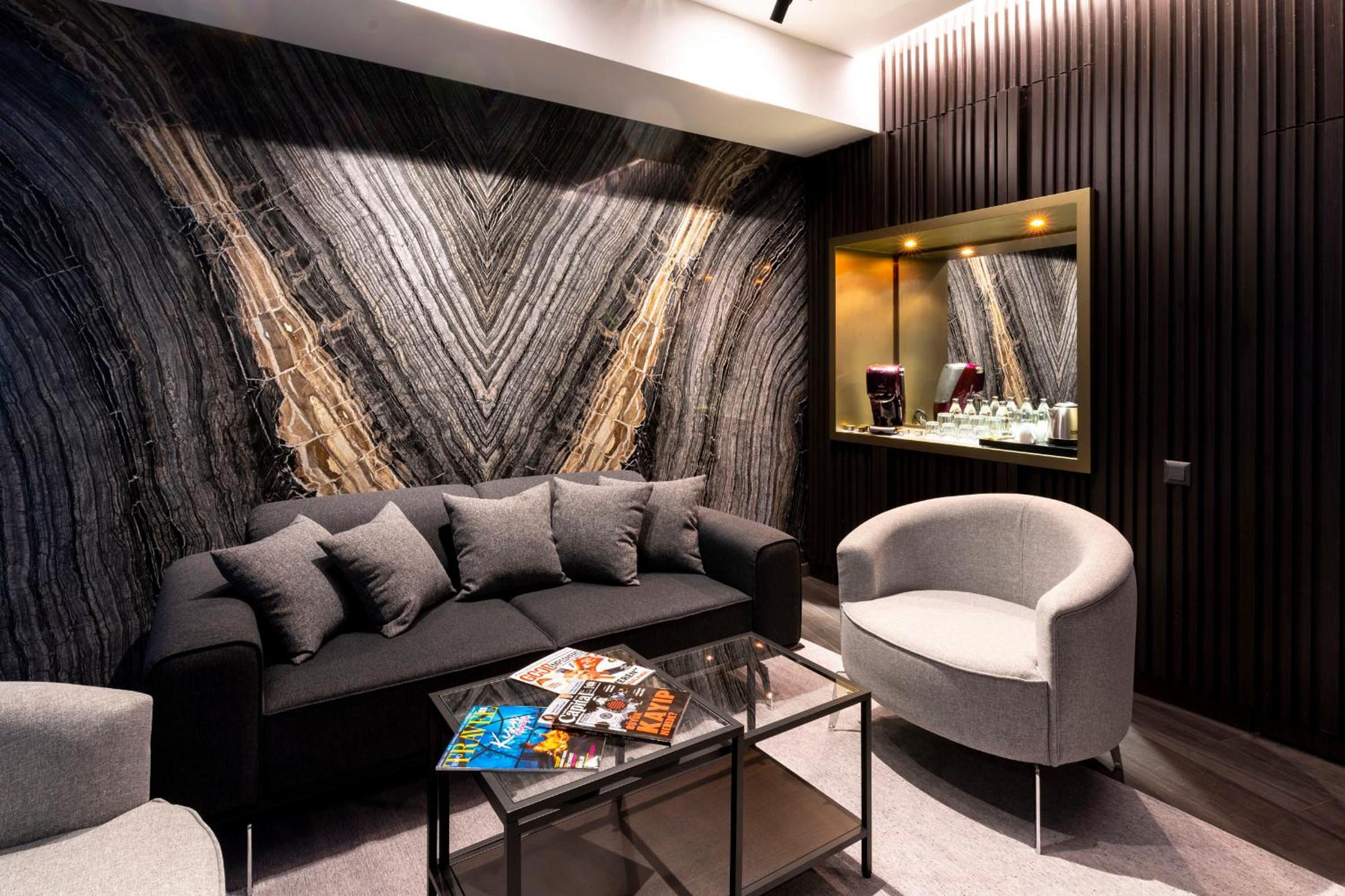 King Suite with Balcony - Photo 5