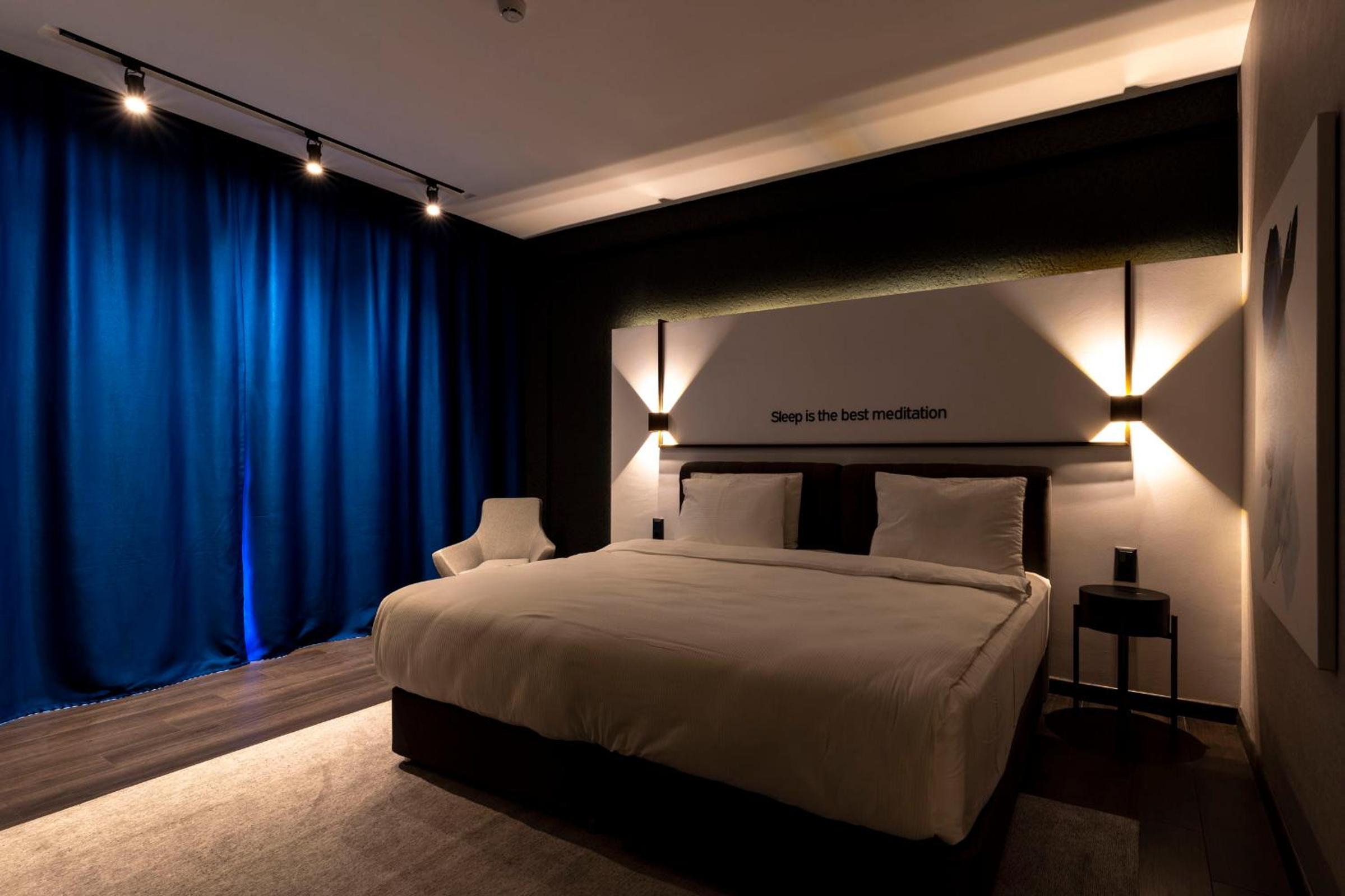 Luxury Double Room with Balcony - Photo 7