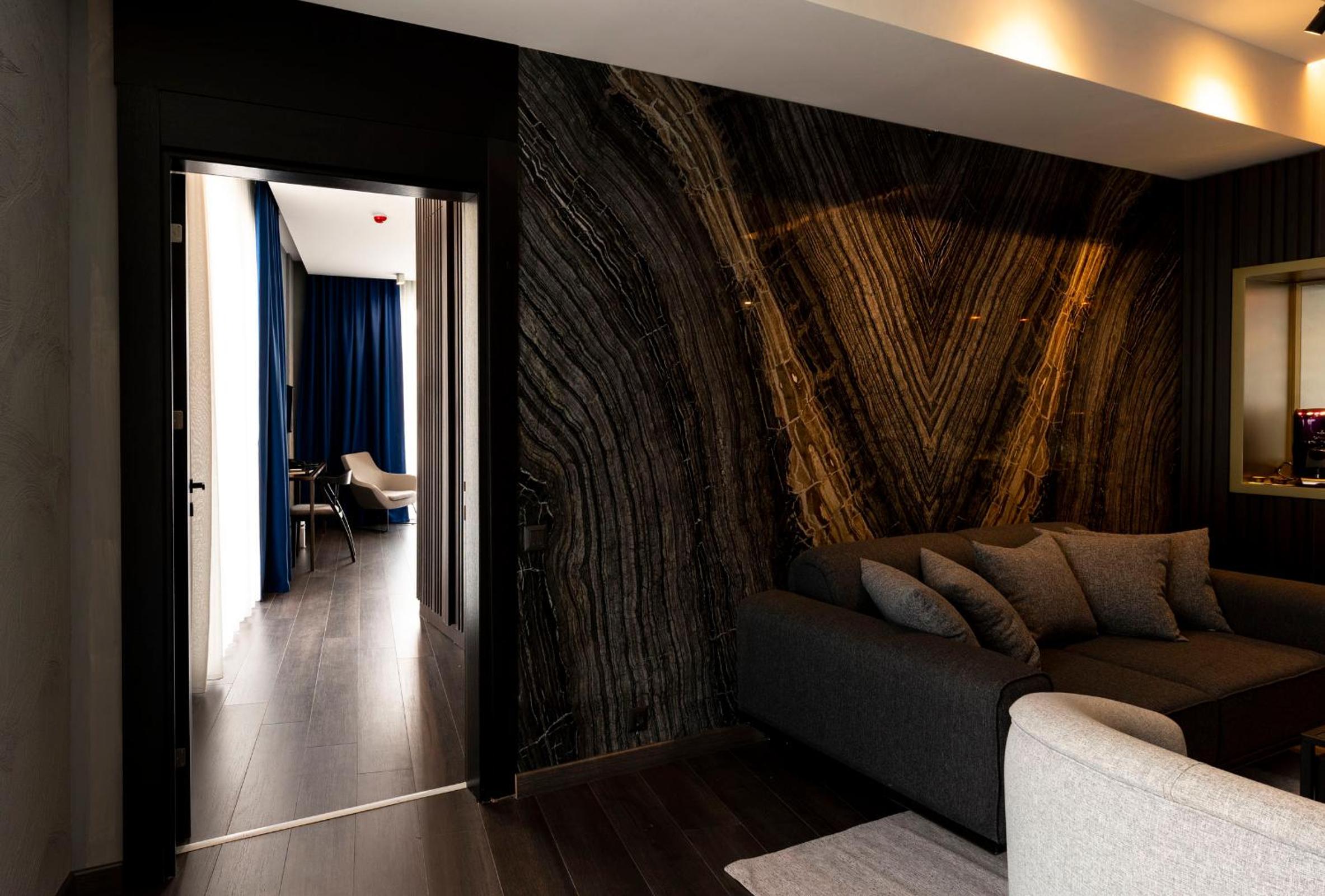 King Suite with Balcony - Photo 4