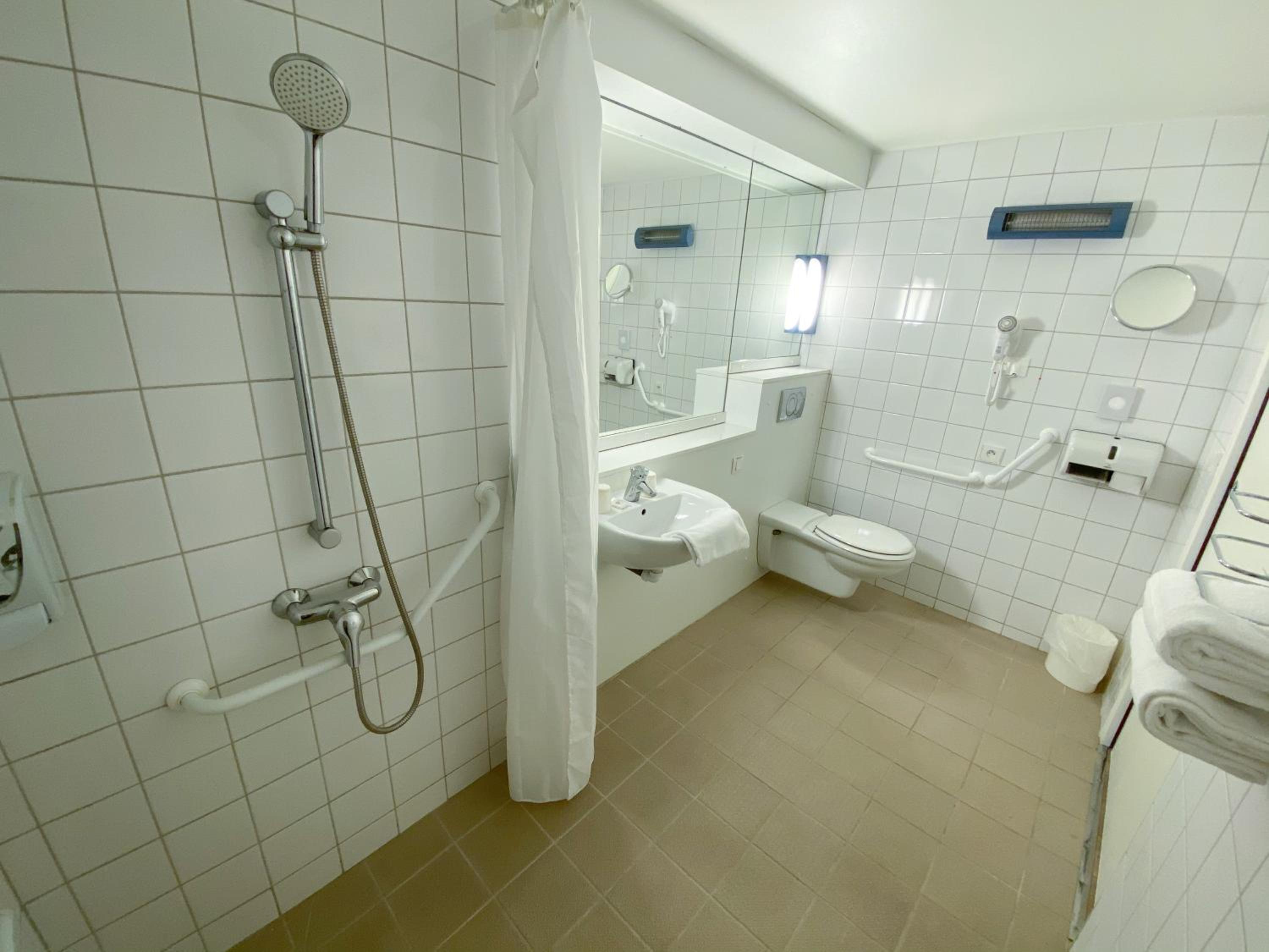 Twin Room - Photo 5