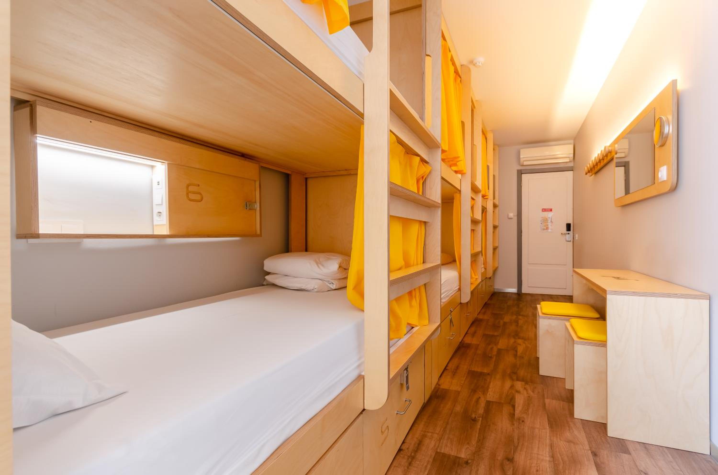 Bunk Bed in 6-Bed Mixed Dormitory Room photo 1