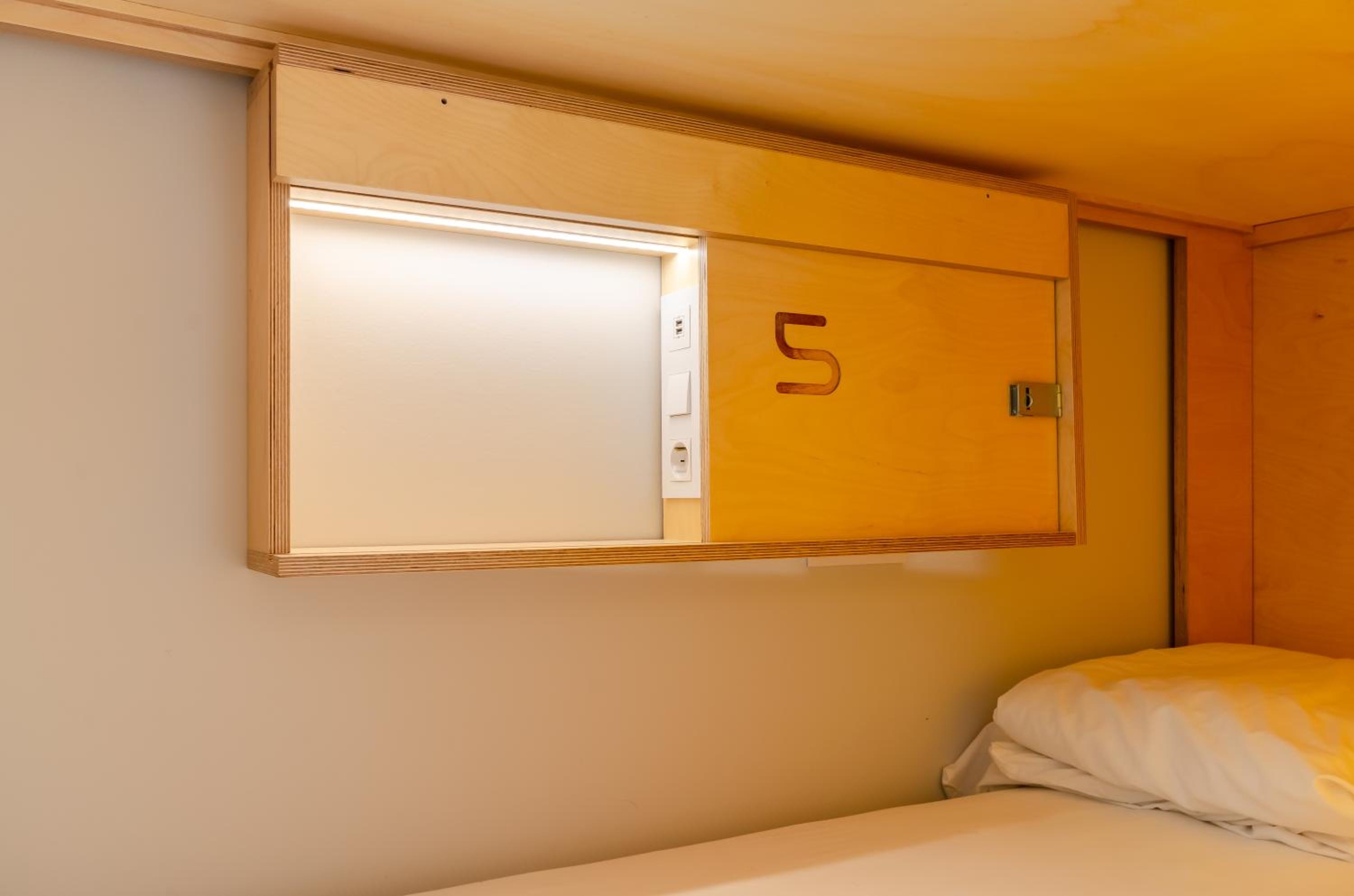 Bed in 5-Bed Female Dormitory Room photo 2