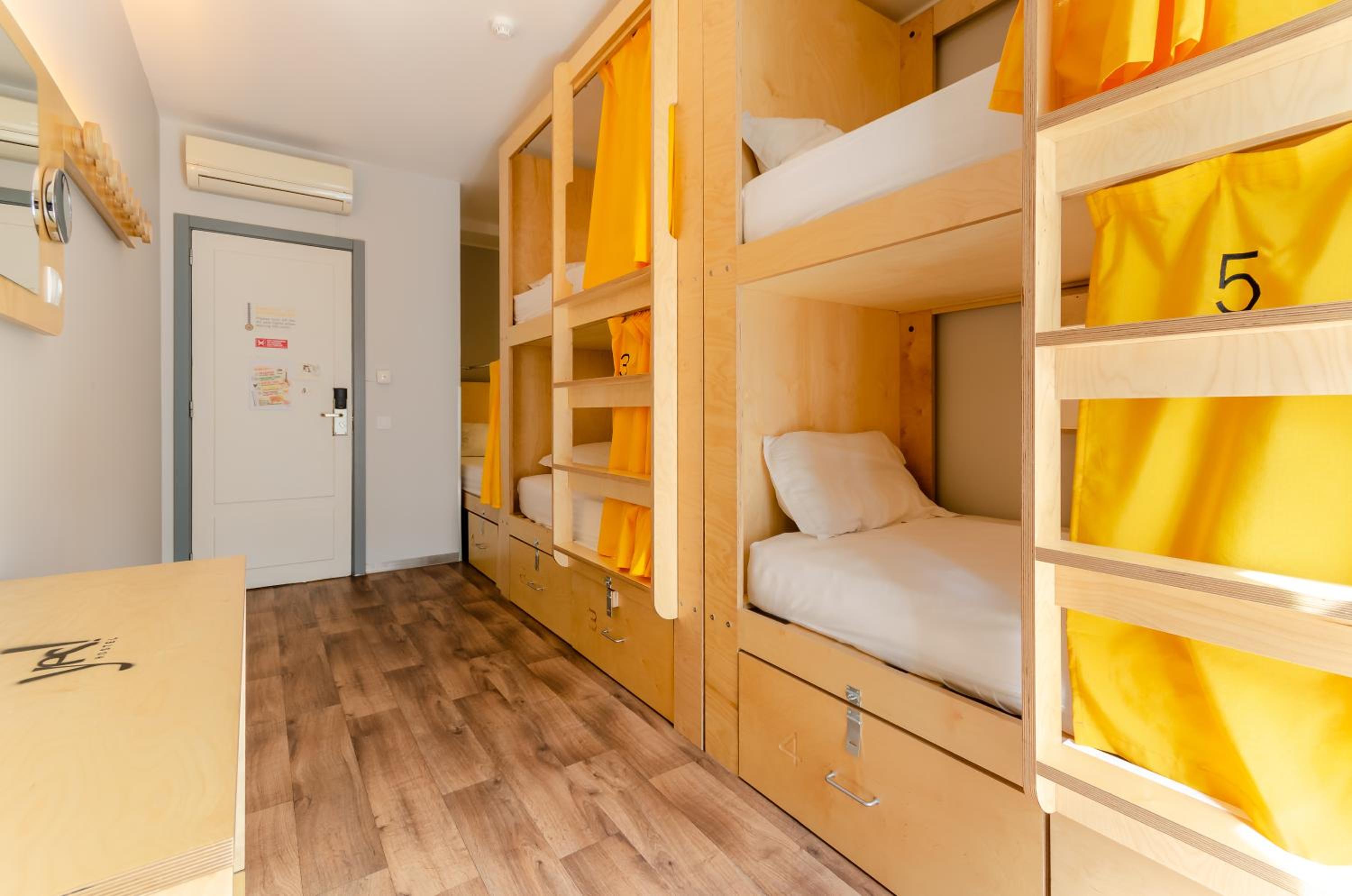 Bunk Bed in 5-Bed Mixed Dormitory Room photo 2