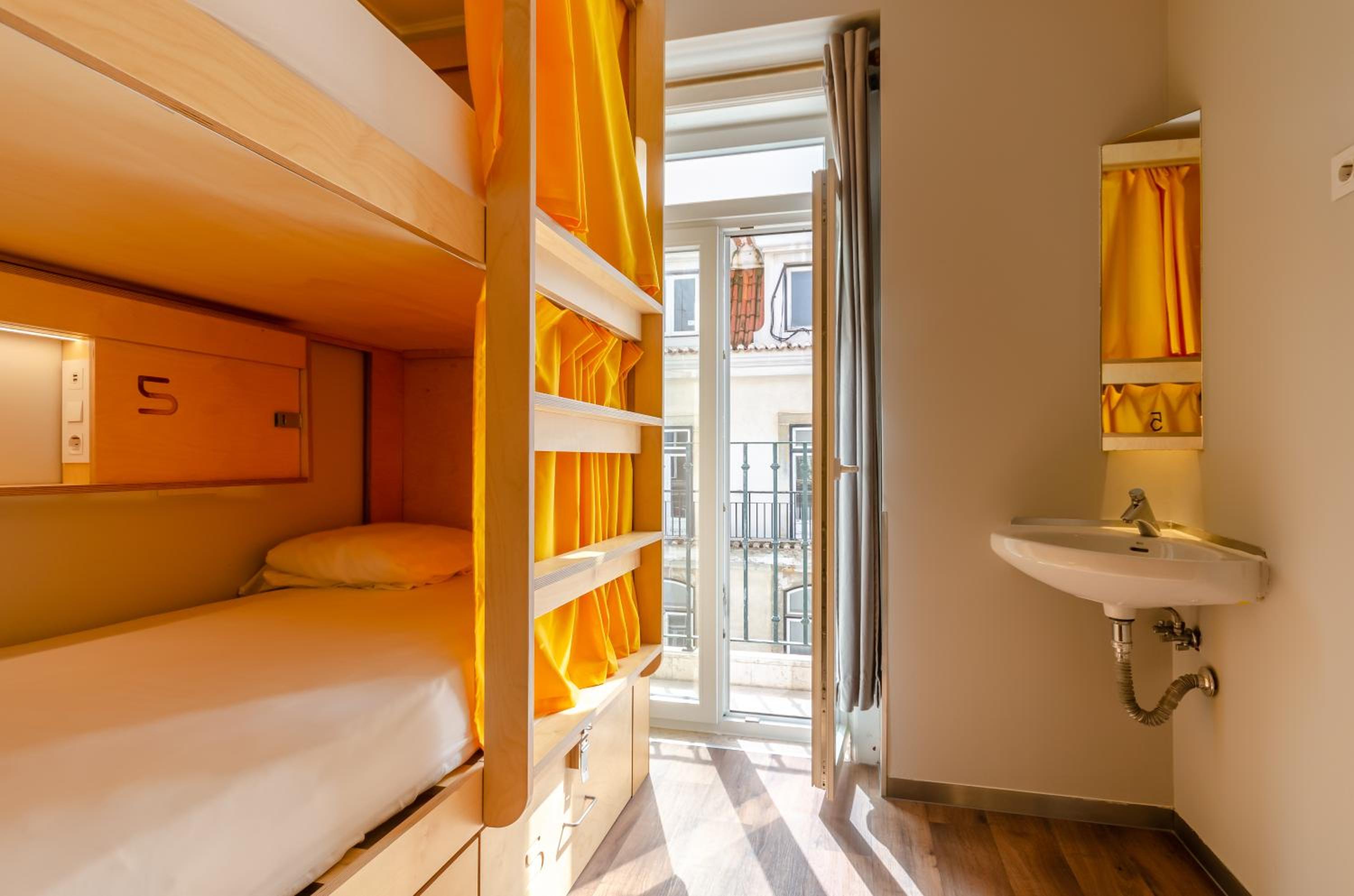 Bed in 5-Bed Female Dormitory Room photo 3