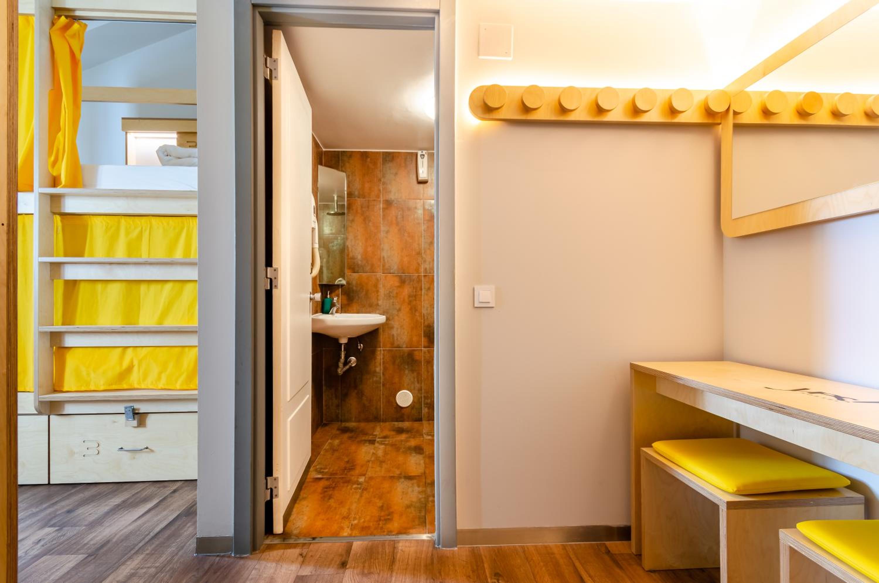 Bunk Bed in 4-Bed Mixed Dormitory Room with Private Bathroom photo 3