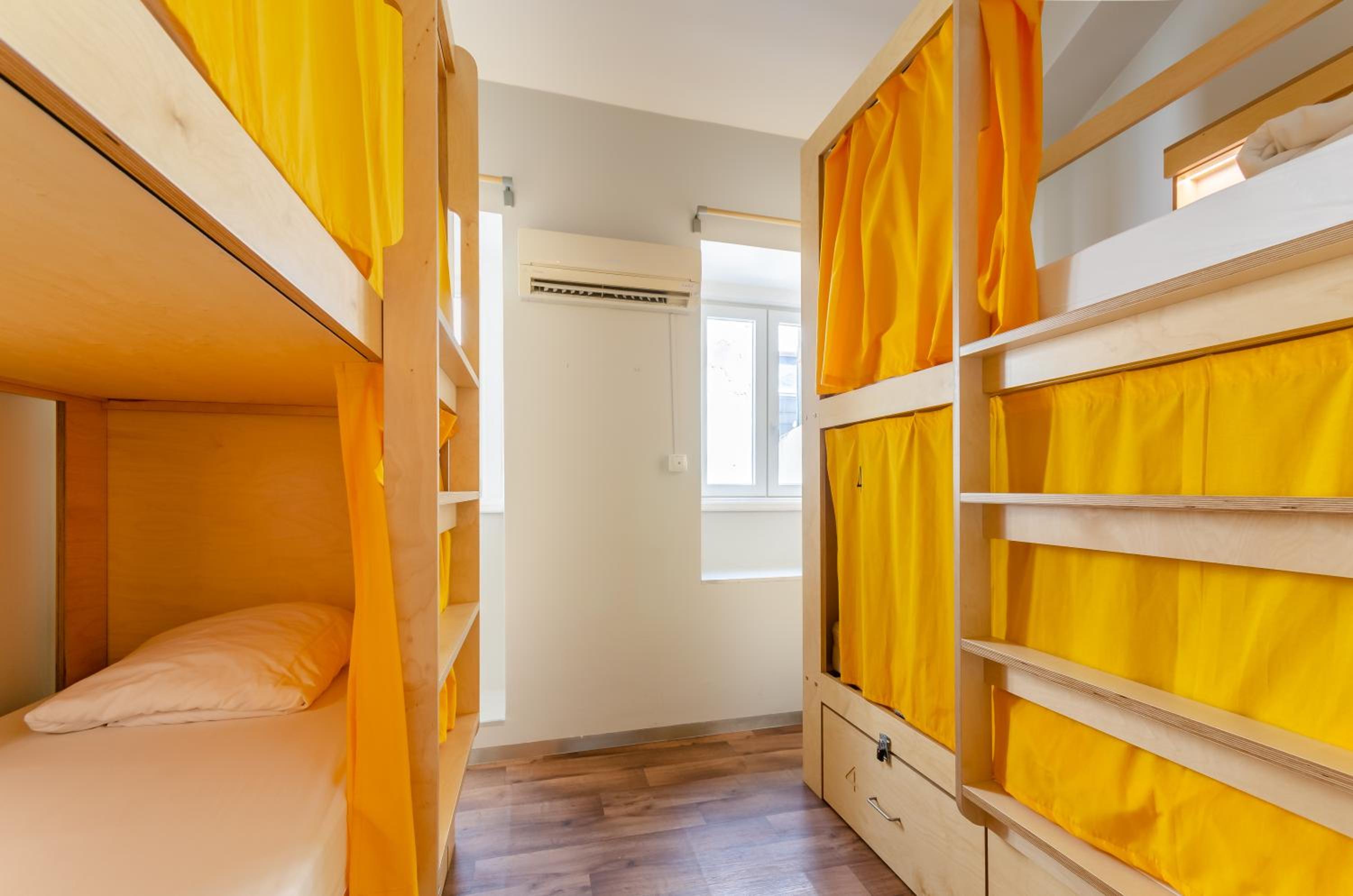 Bunk Bed in 4-Bed Mixed Dormitory Room with Private Bathroom photo 2