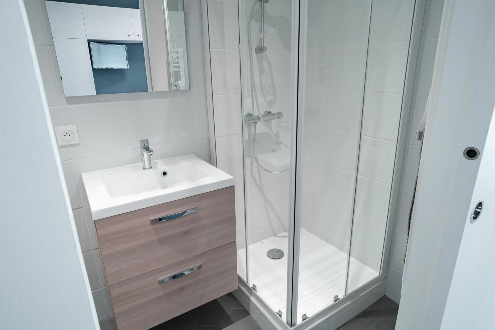 Double Room with Private Bathroom - Photo 7