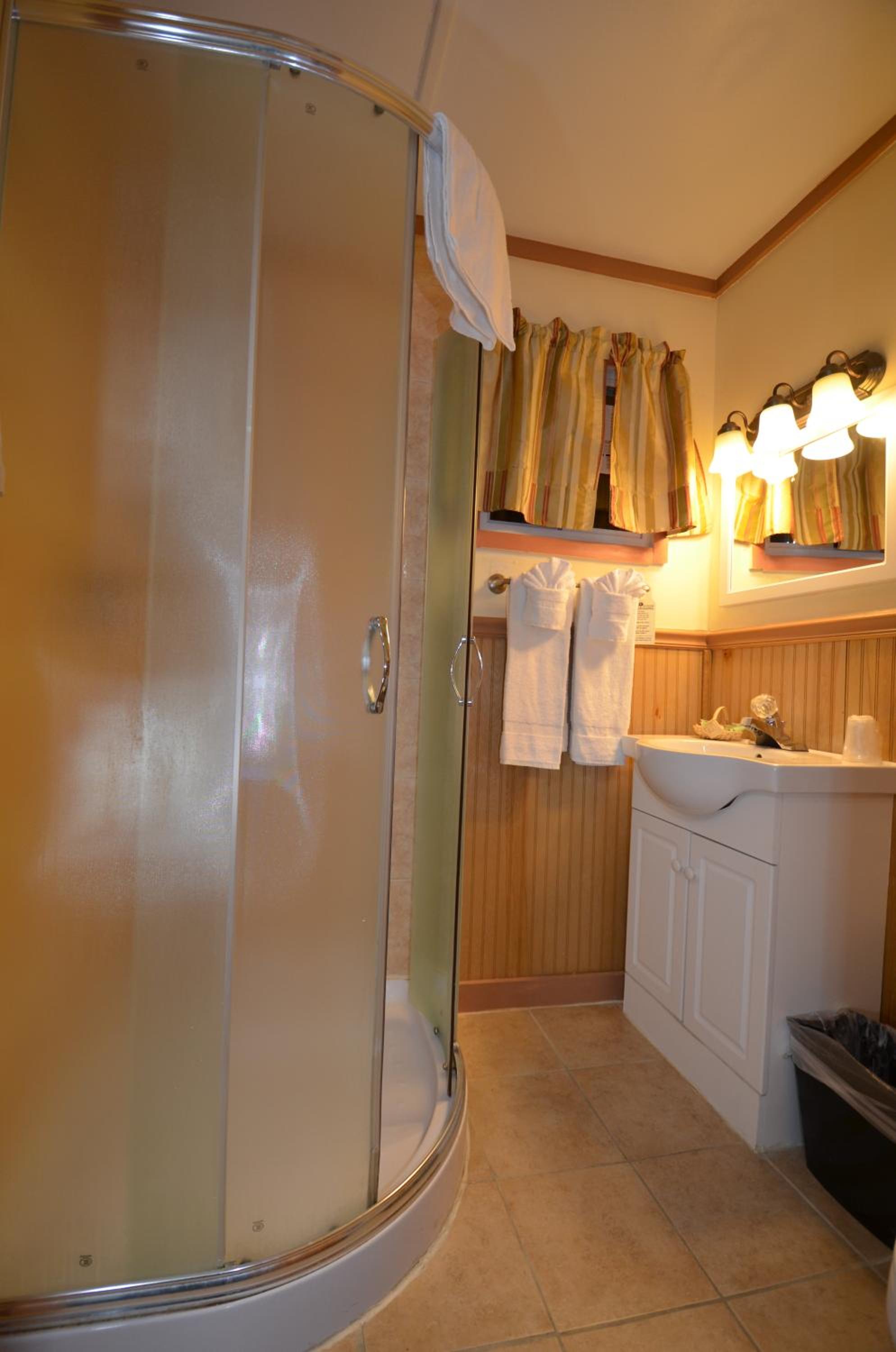 Queen Room - Photo 13