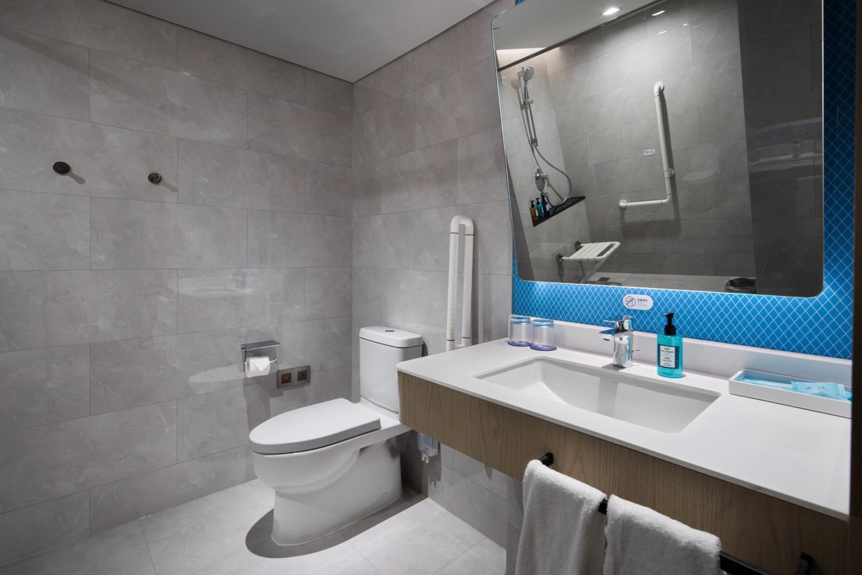 Standard King Room - Accessible - Photo 3