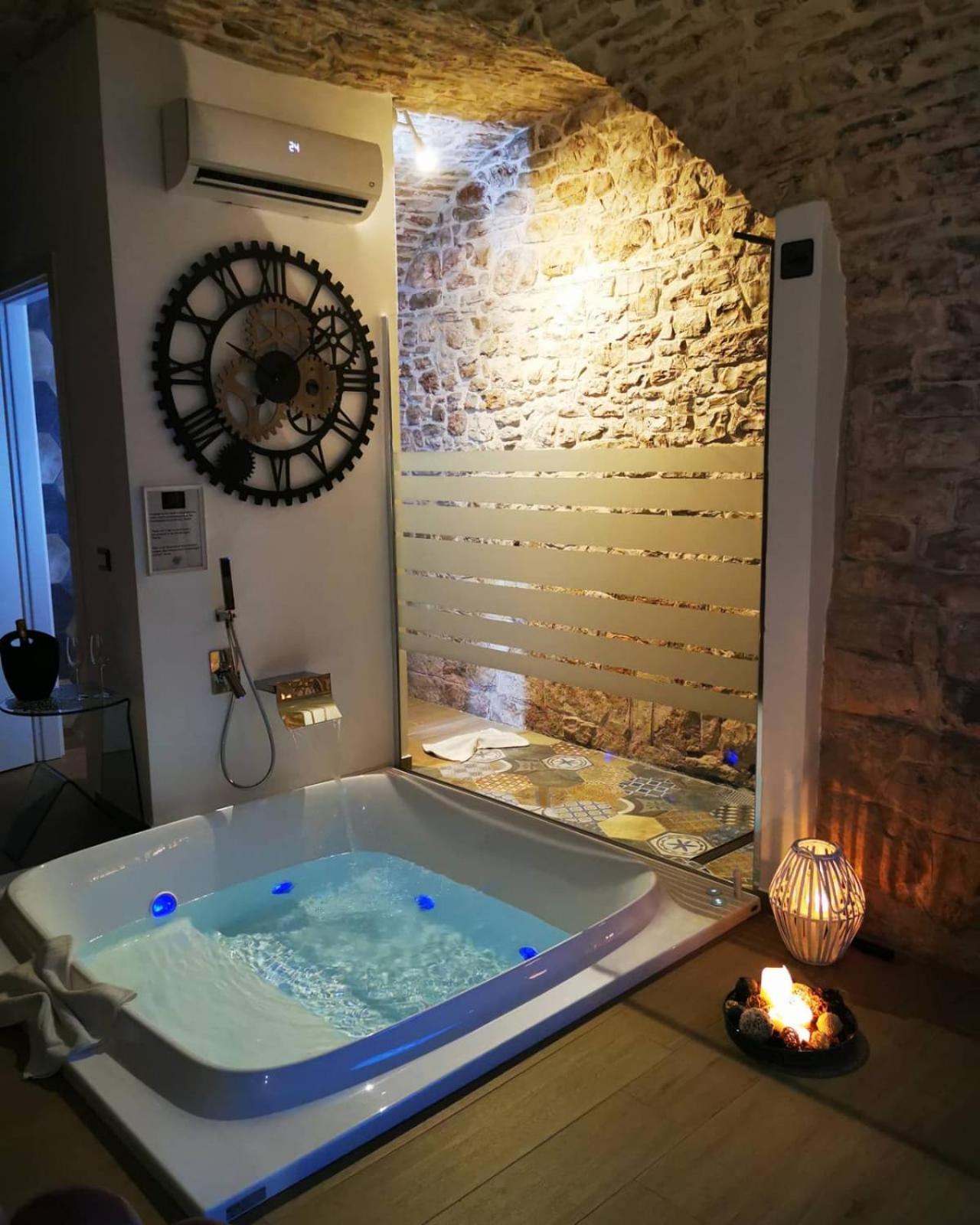Double Room with Spa Bath - Photo 18