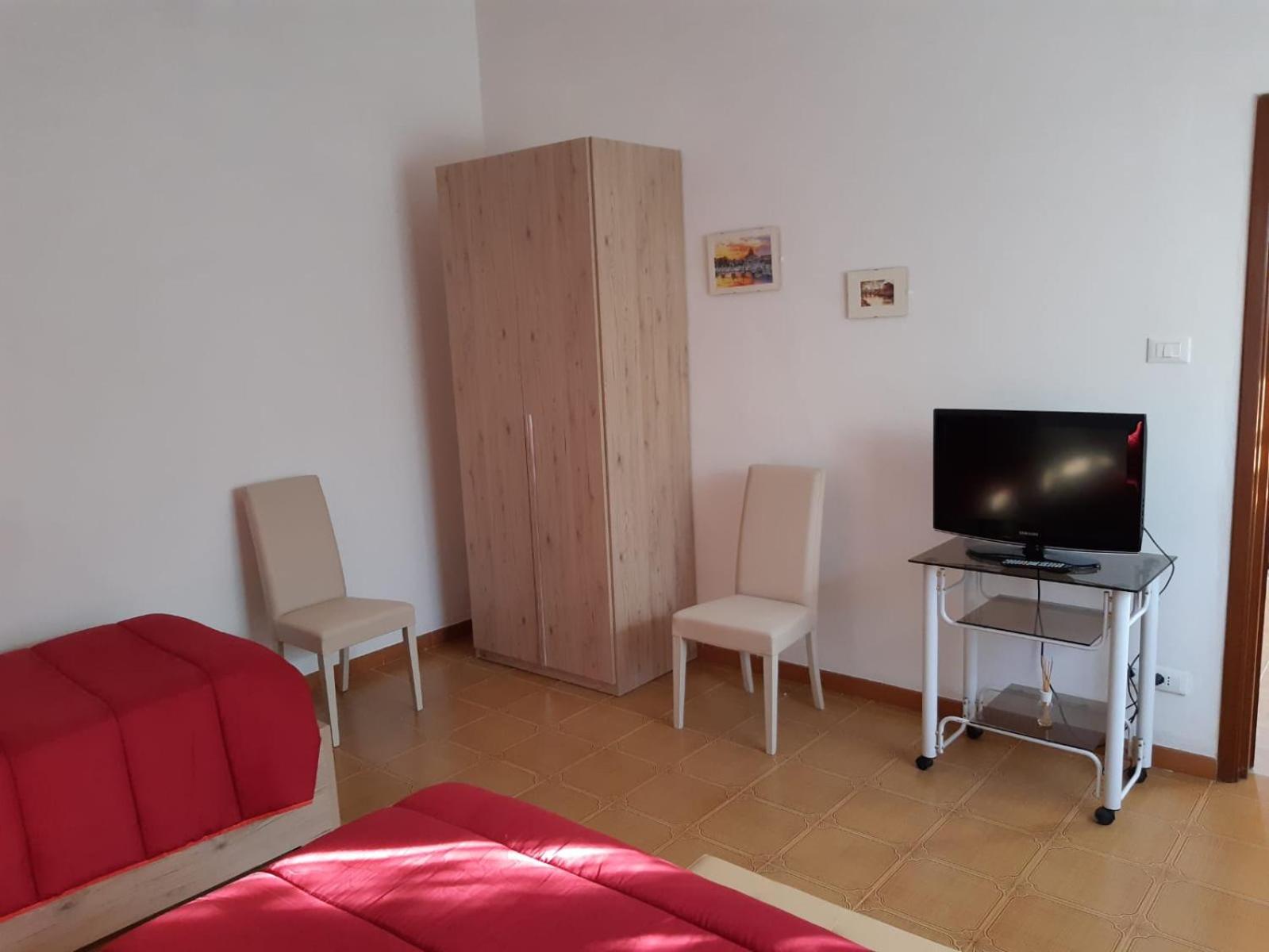 One-Bedroom Apartment - Photo 8