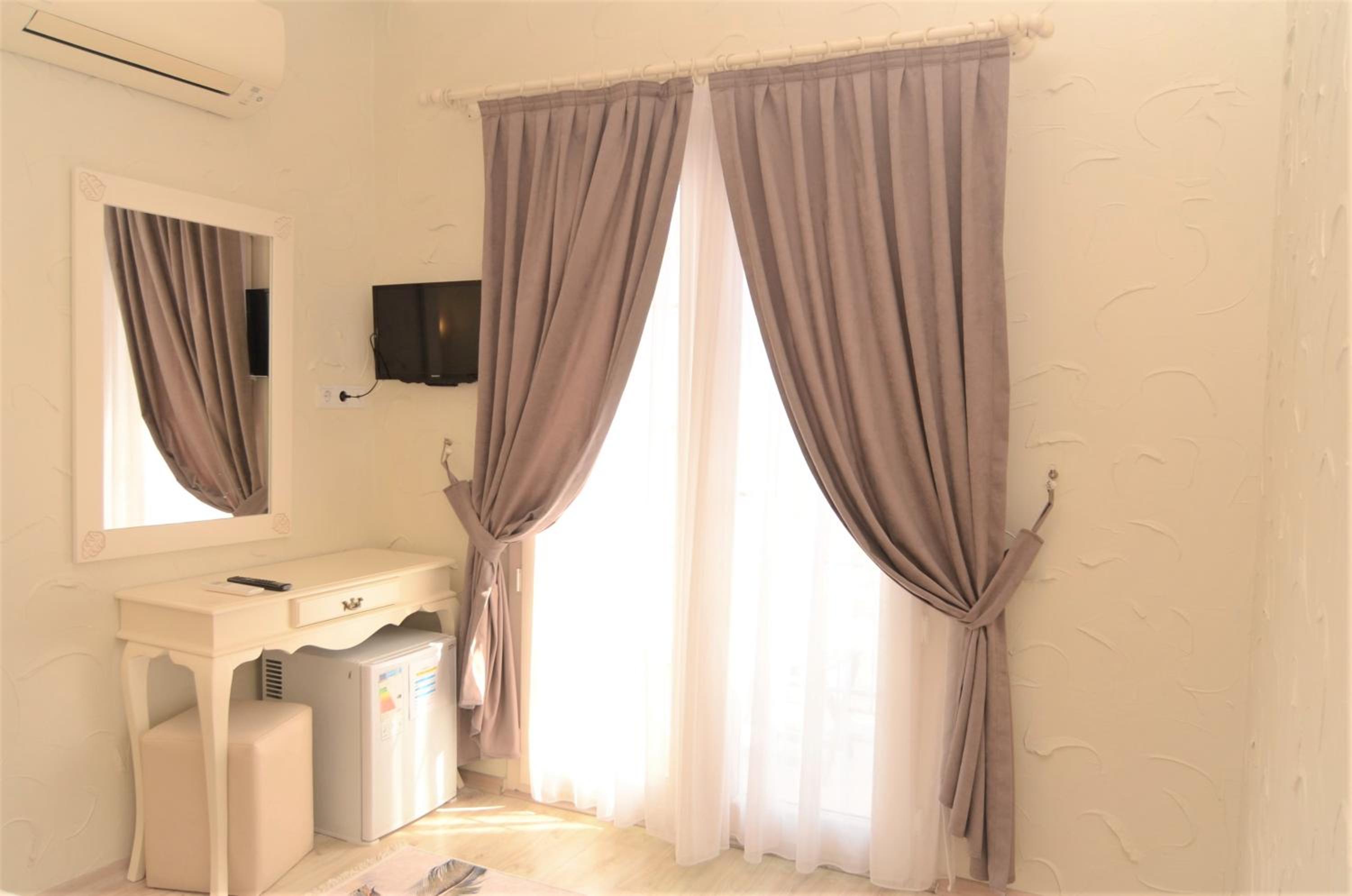 Deluxe King Room - Photo 1