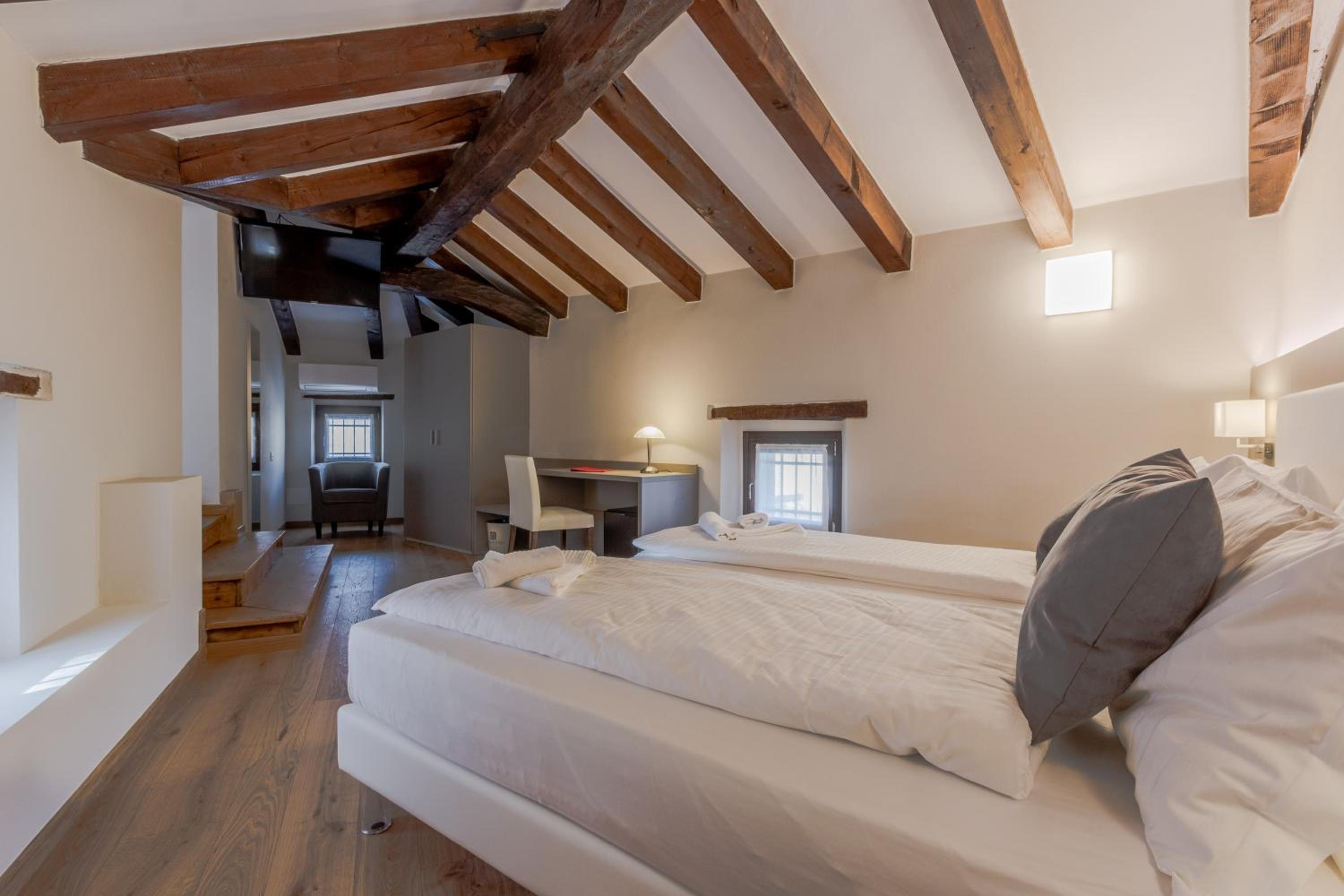 Deluxe Double or Twin Room - Photo 6