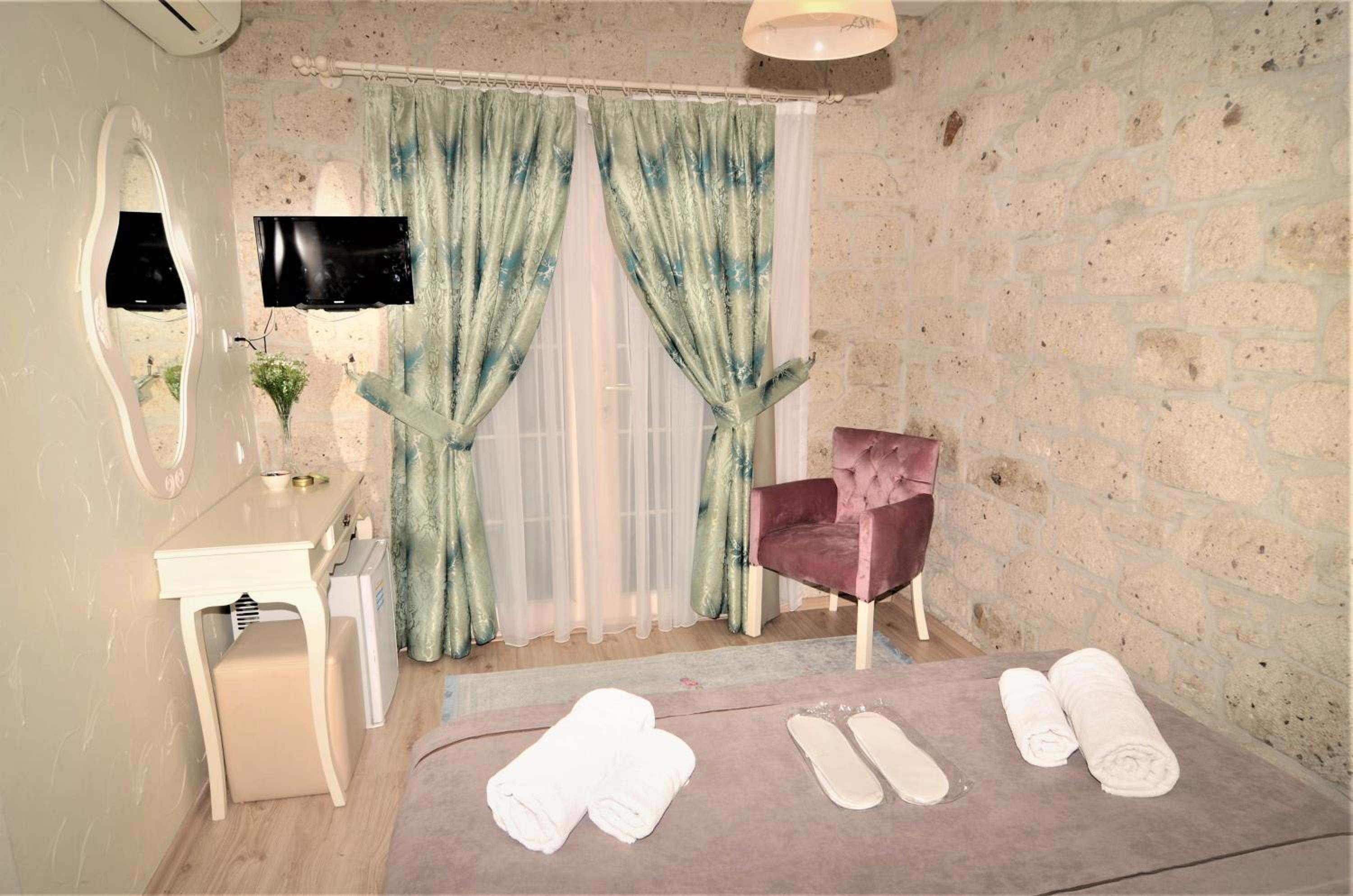 Deluxe Room - Photo 13