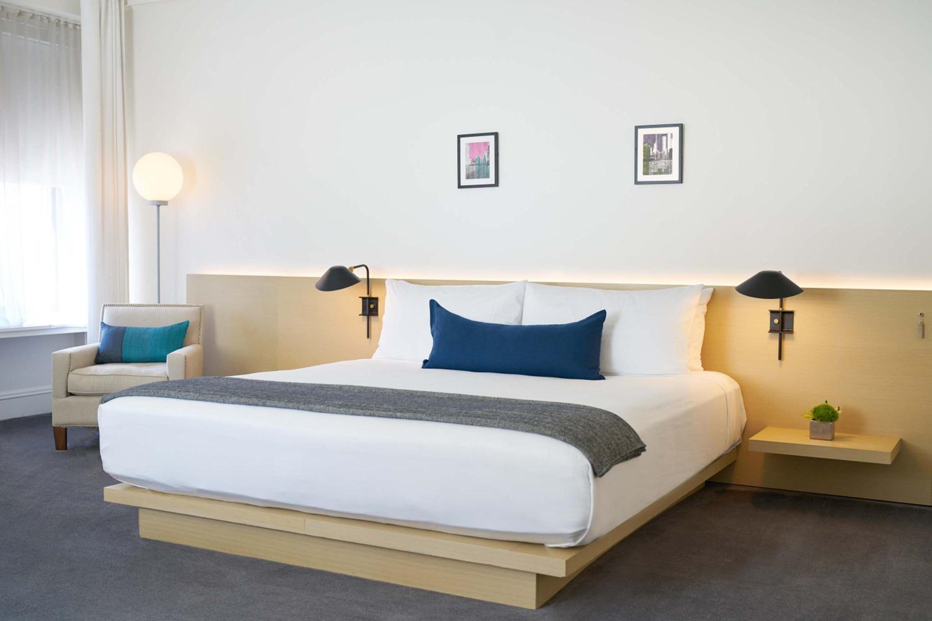 Deluxe King Room With Roll-In Shower - Disability Access