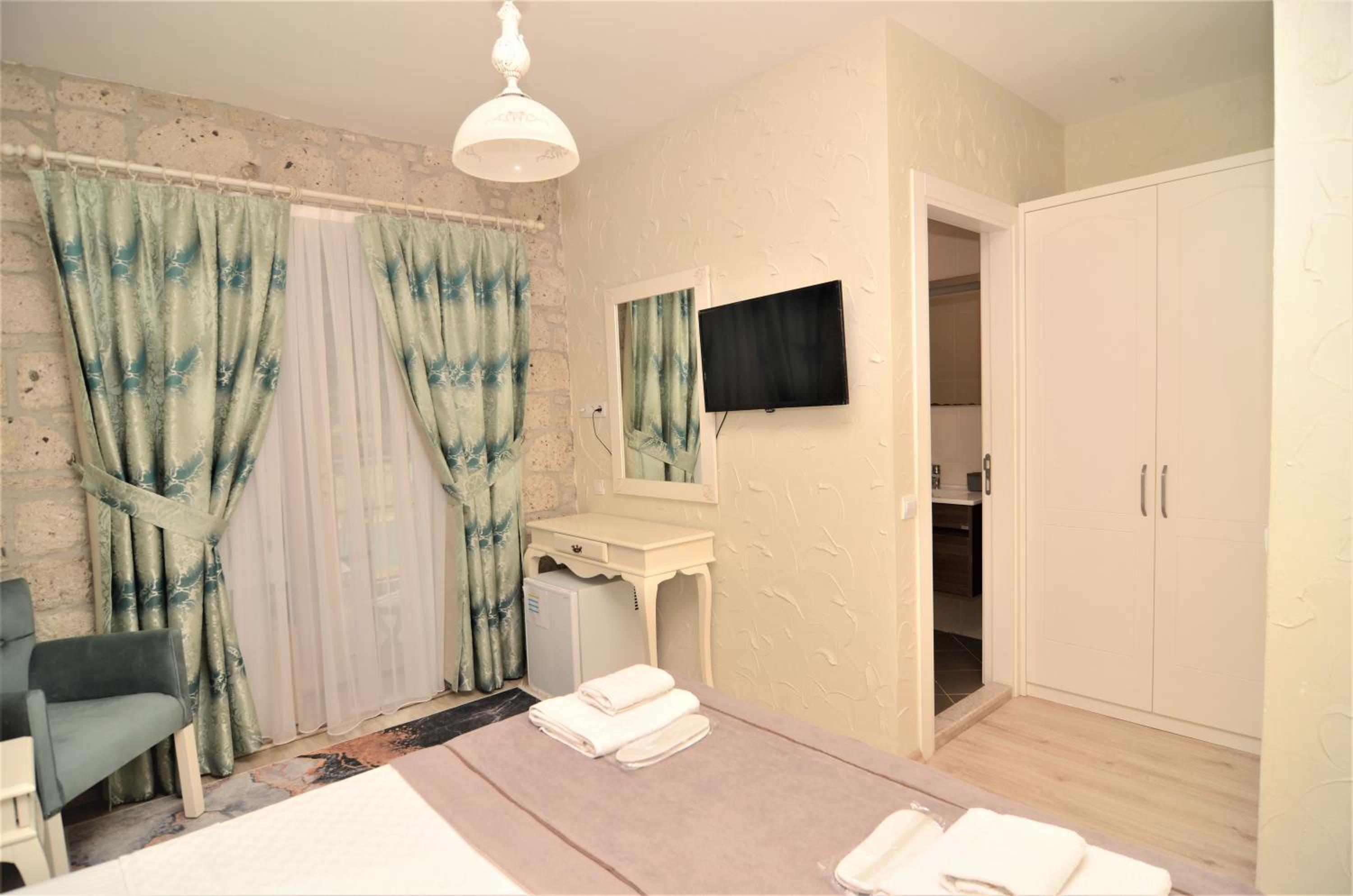 Deluxe Room - Photo 7