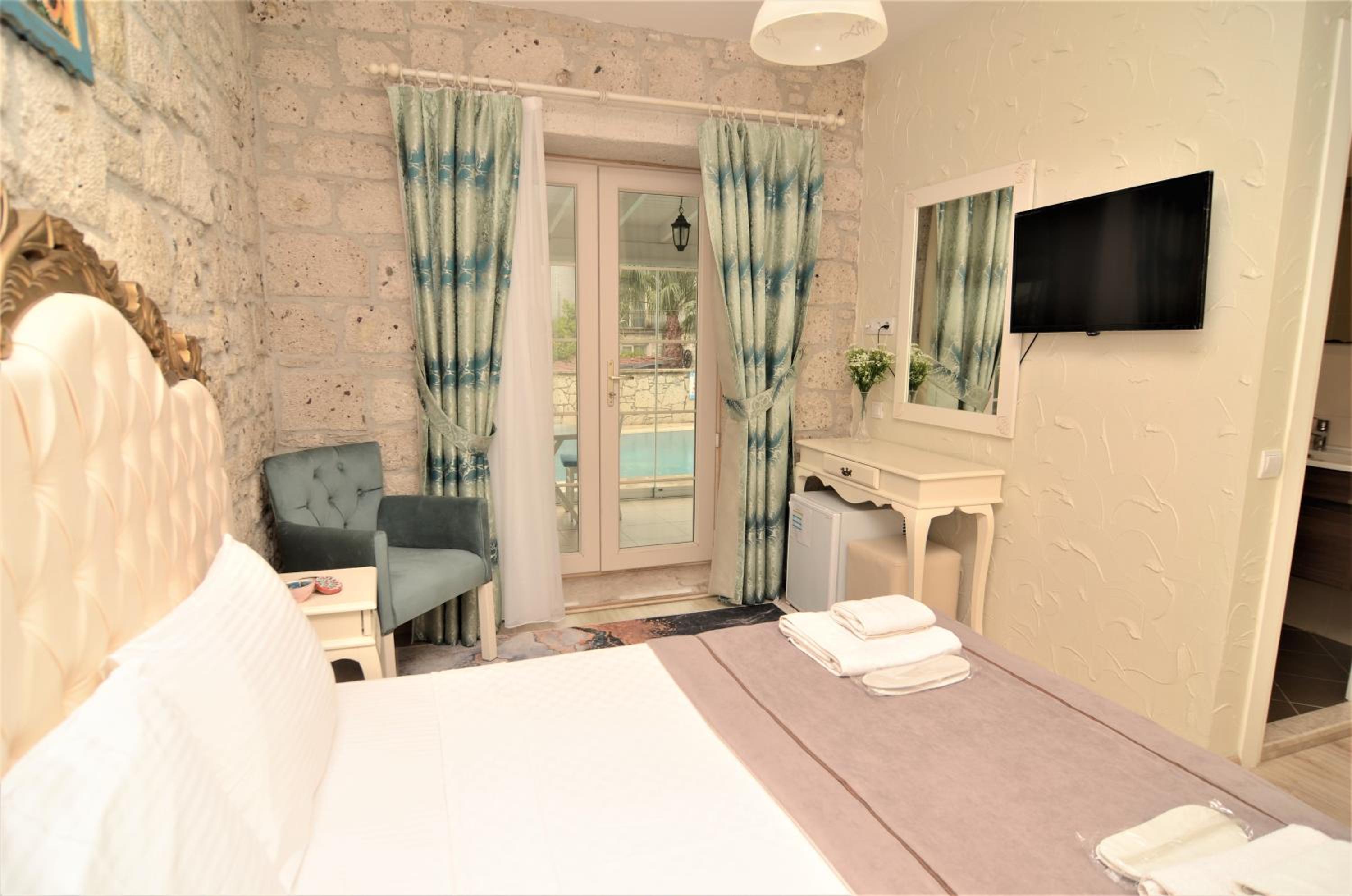Deluxe Room - Photo 8