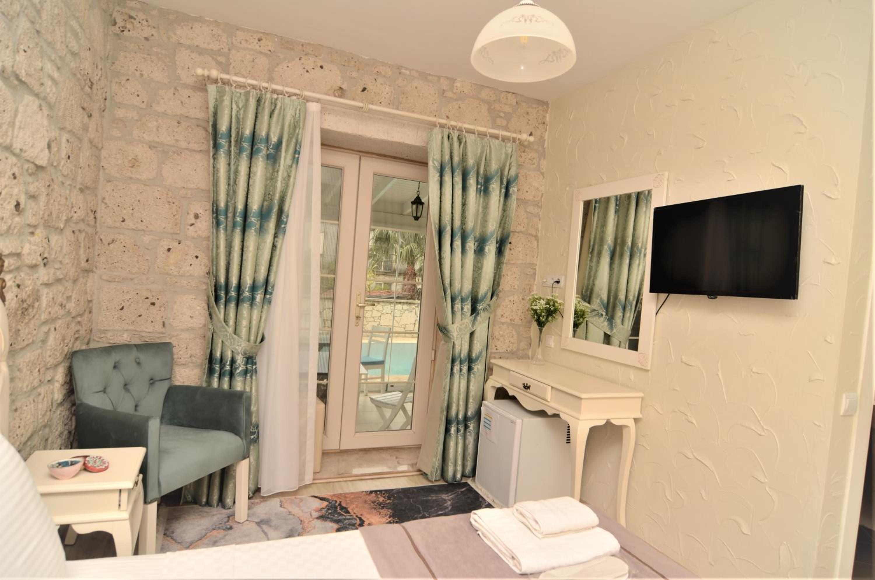 Deluxe Room - Photo 11