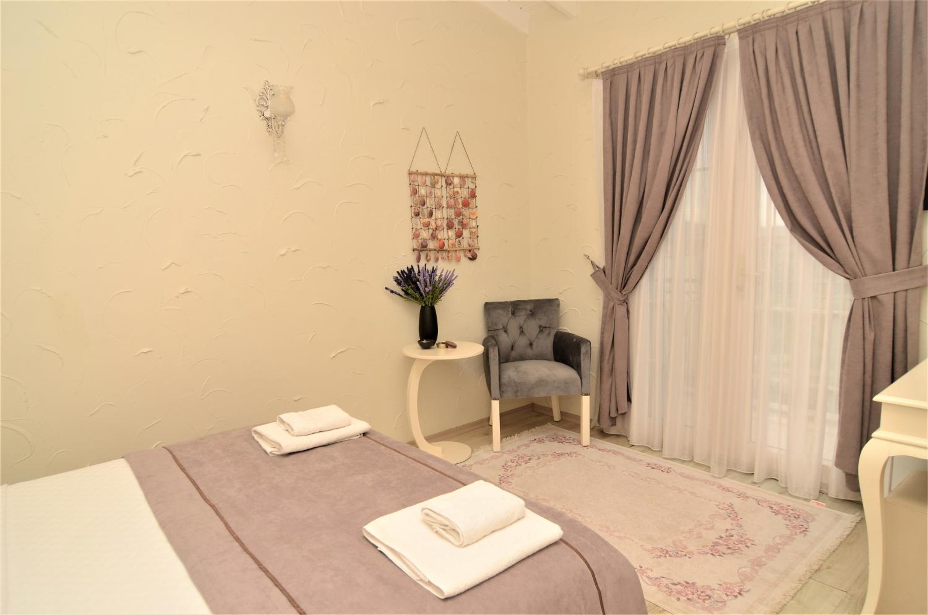 Deluxe King Room - Photo 18