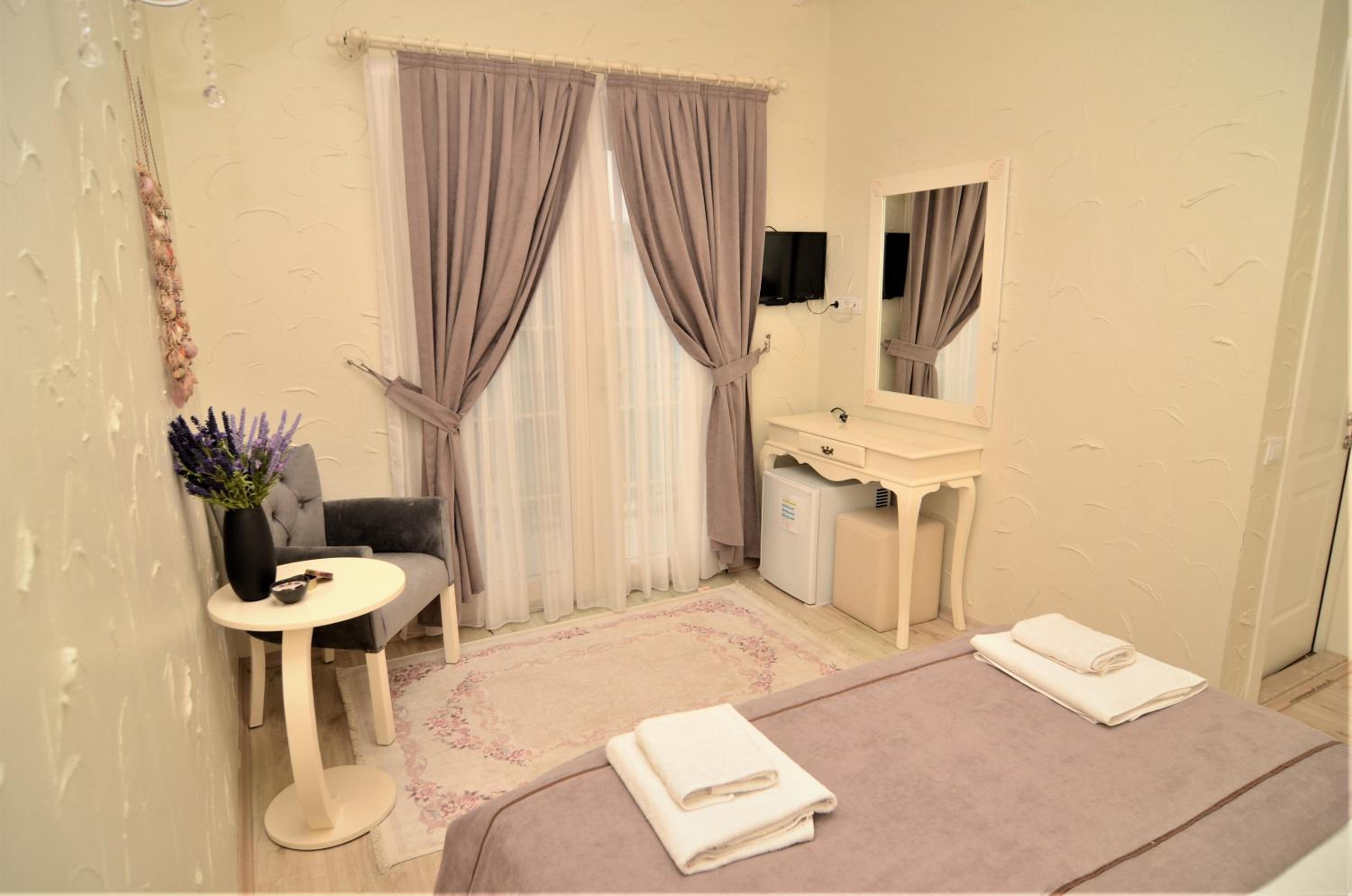 Deluxe King Room - Photo 16