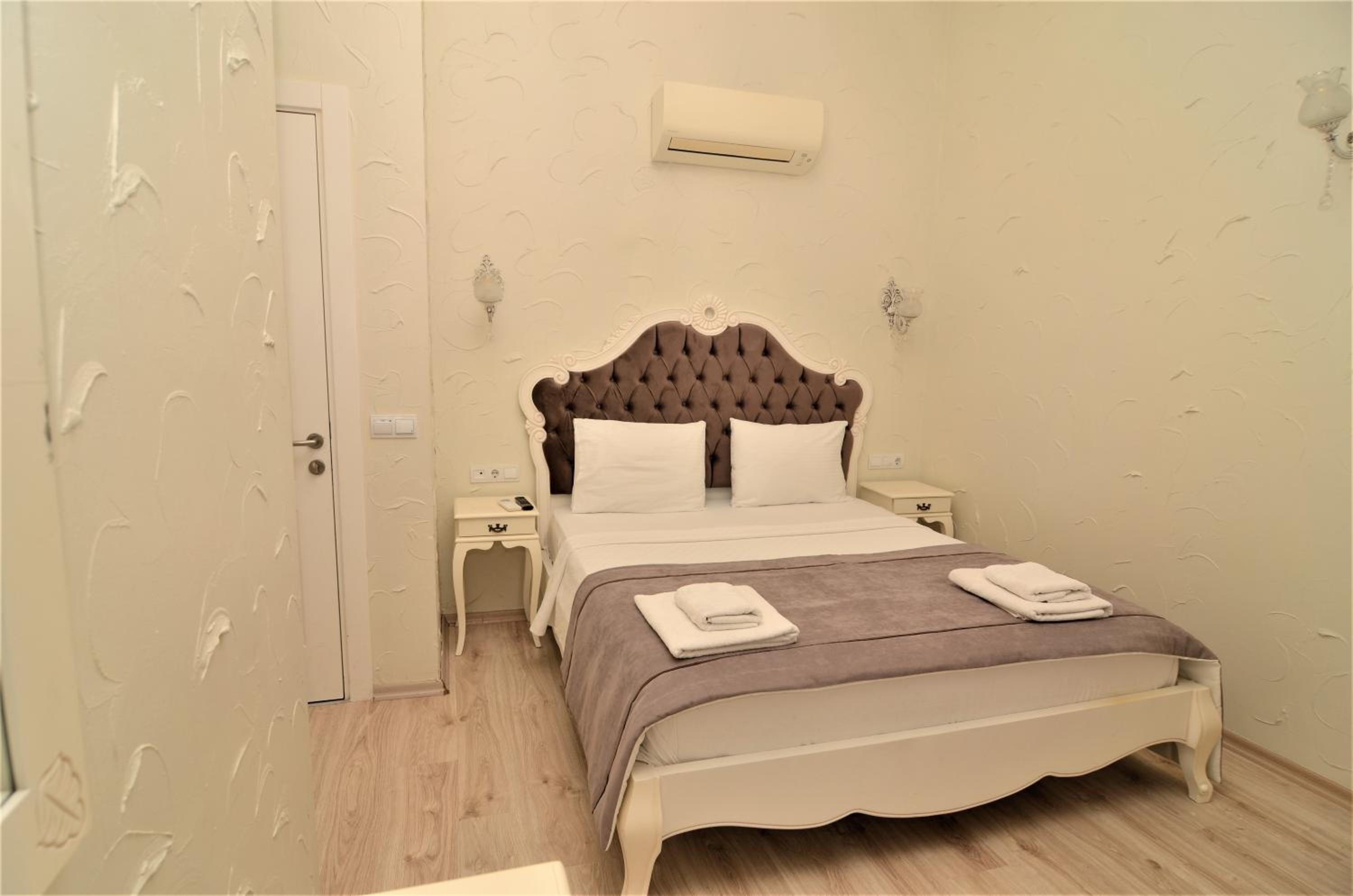 Deluxe King Room - Photo 31