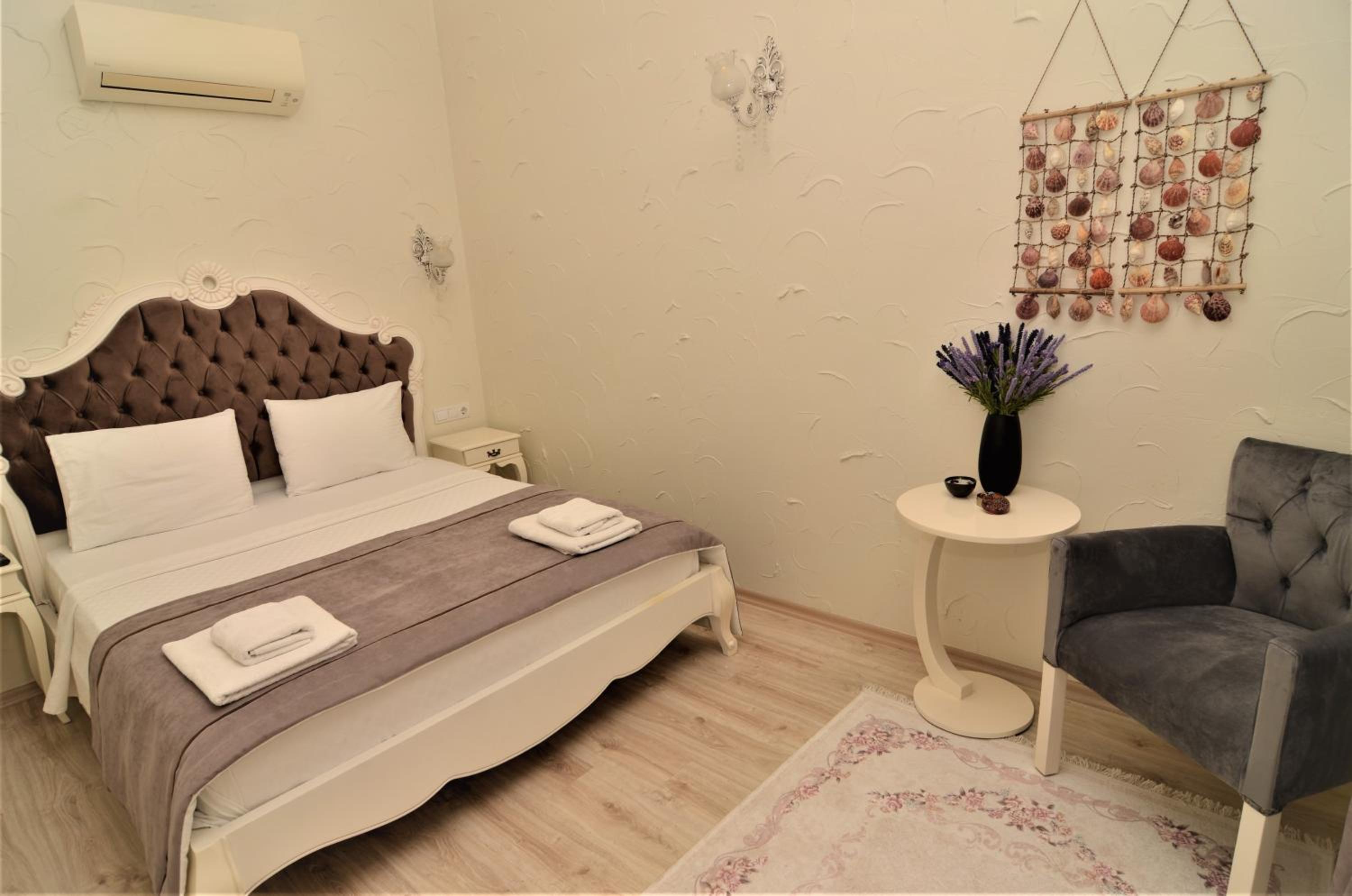 Deluxe King Room - Photo 11