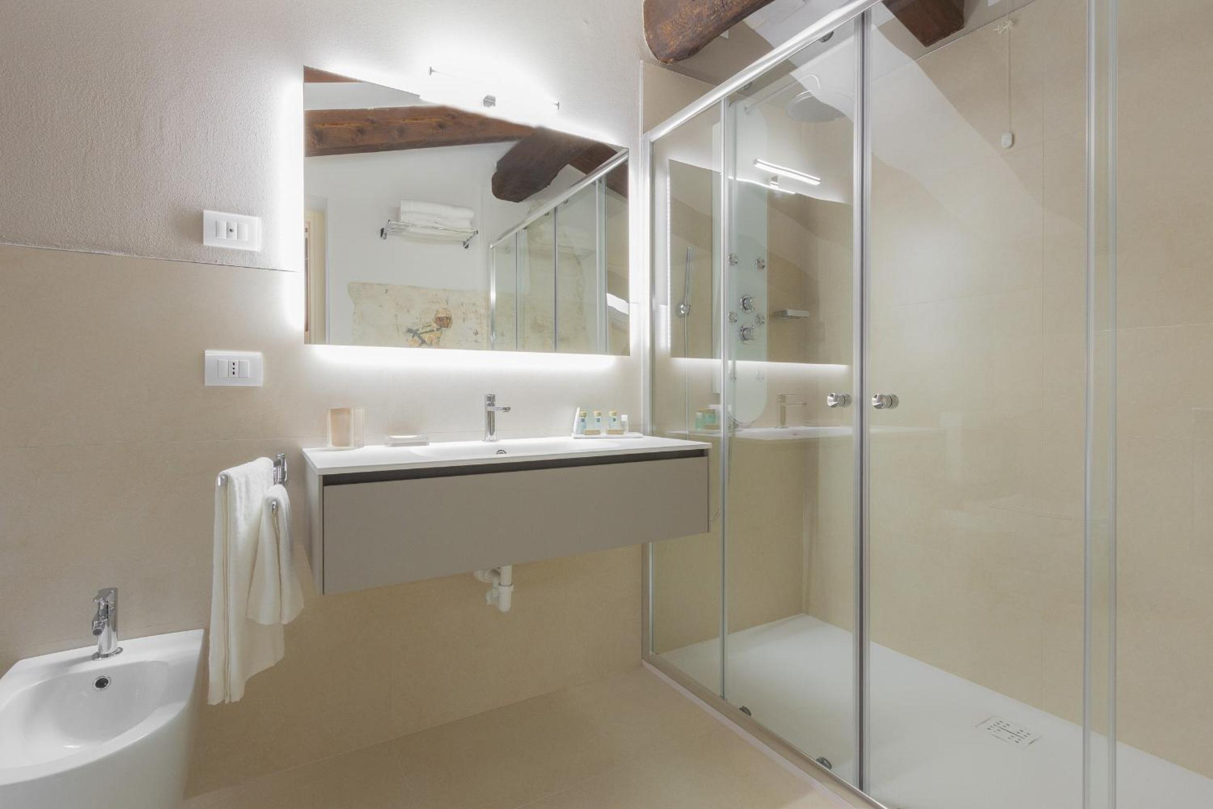 Deluxe Double or Twin Room - Photo 5