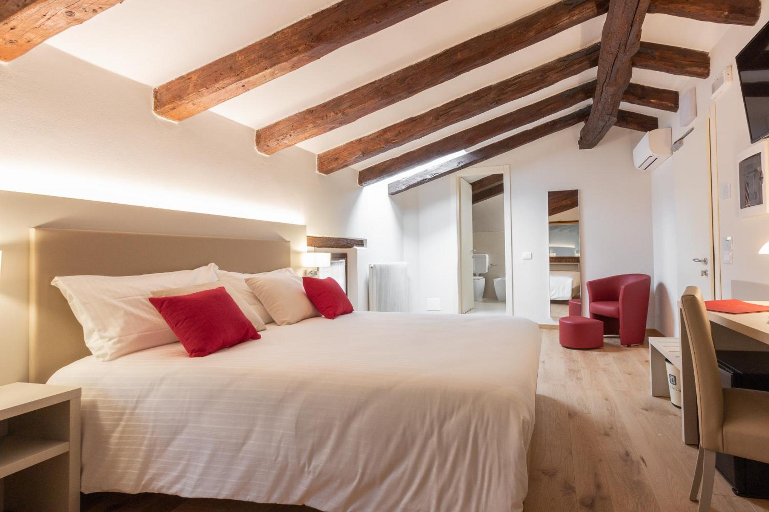 Deluxe Double or Twin Room - Photo 13
