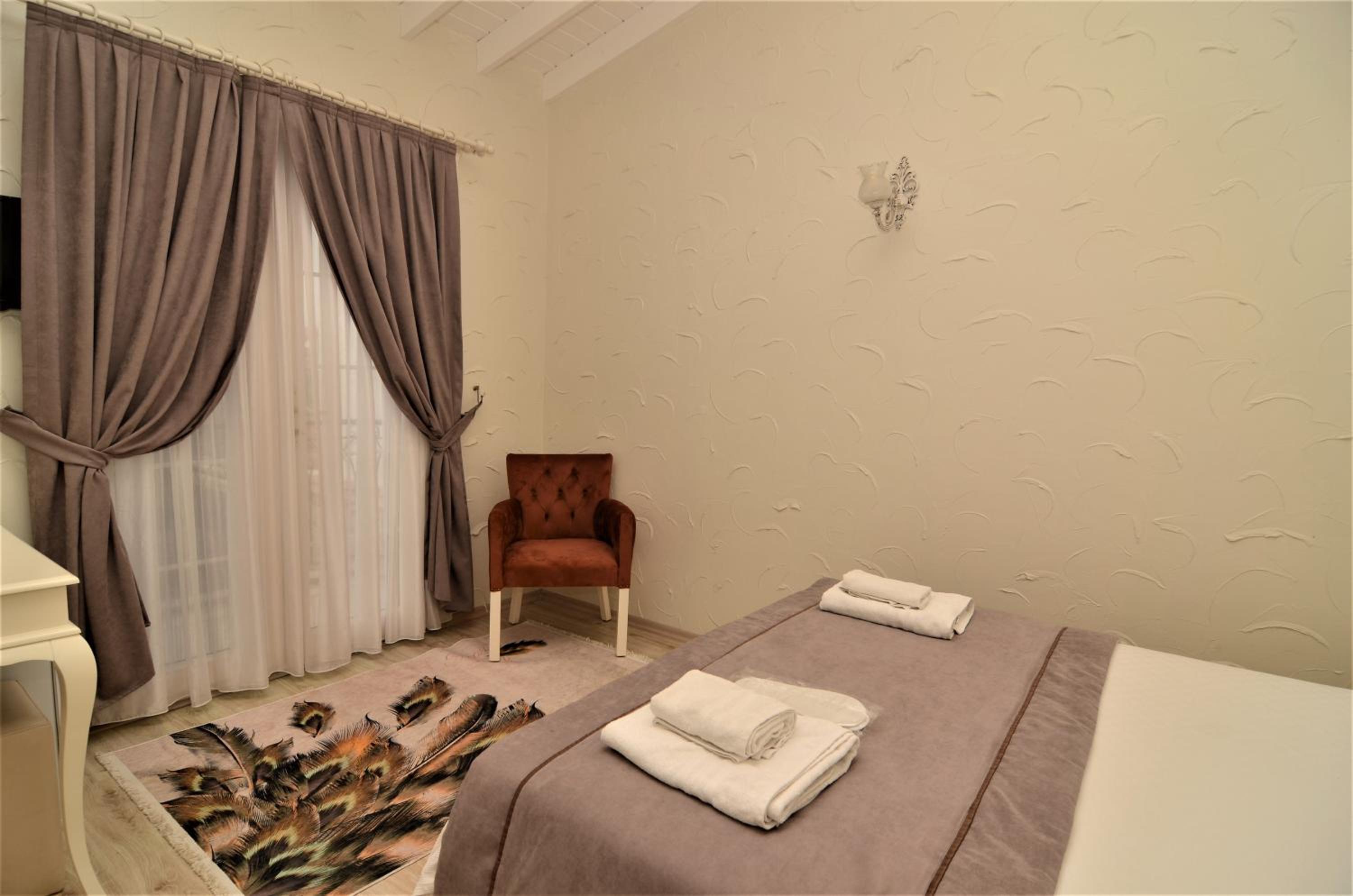 Deluxe King Room - Photo 9