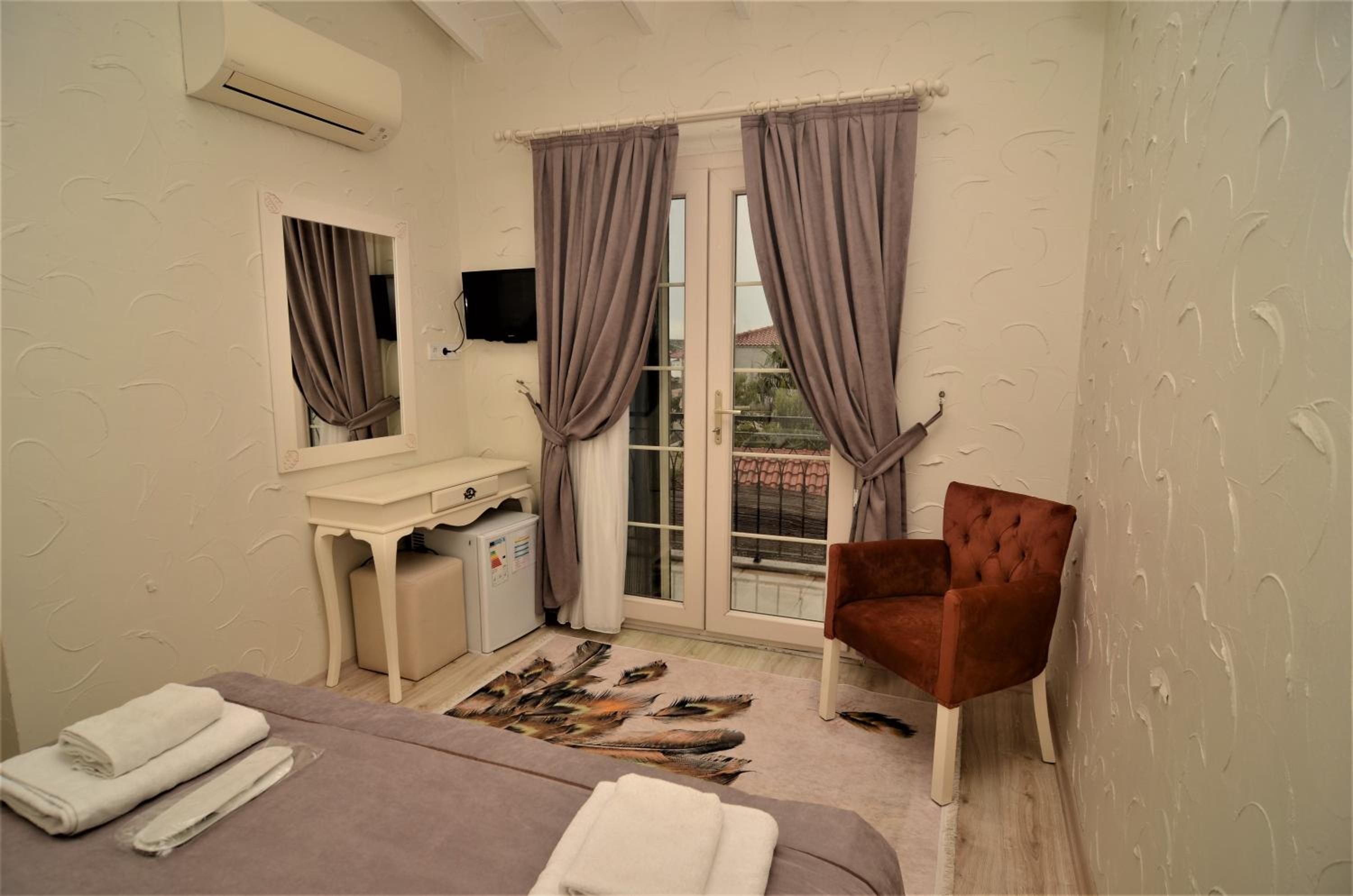 Deluxe King Room - Photo 5