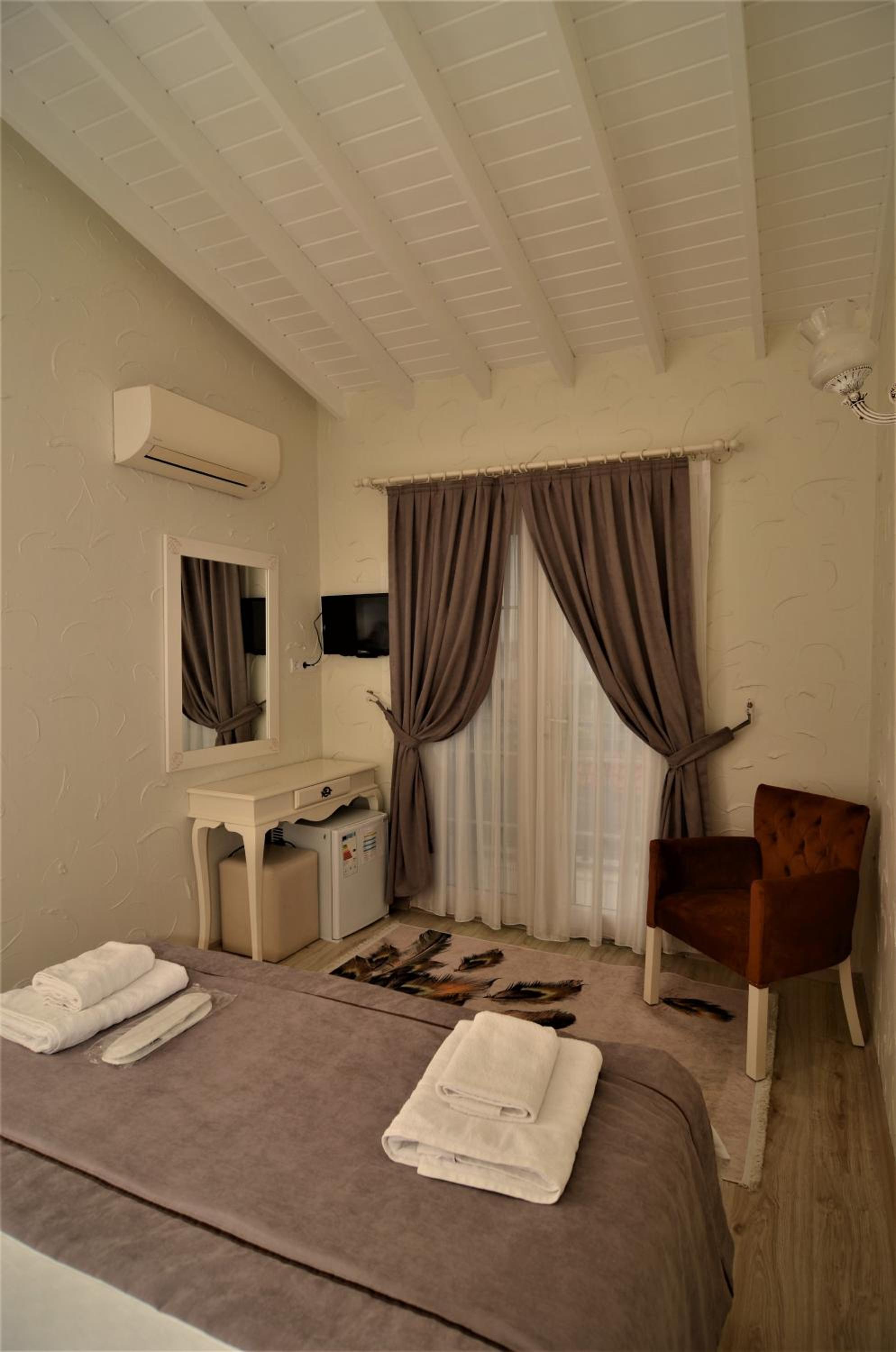 Deluxe King Room - Photo 23