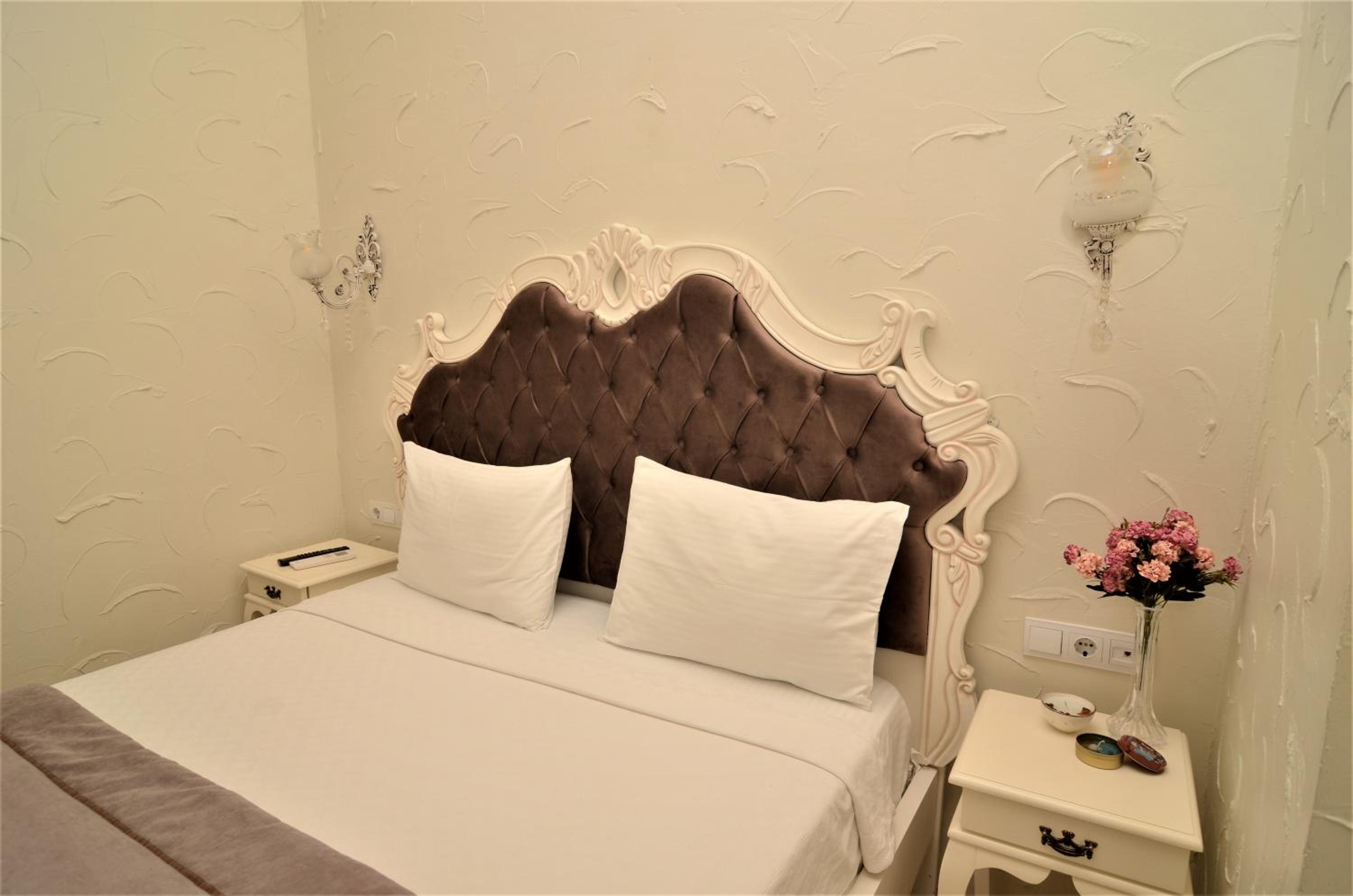 Deluxe King Room - Photo 8