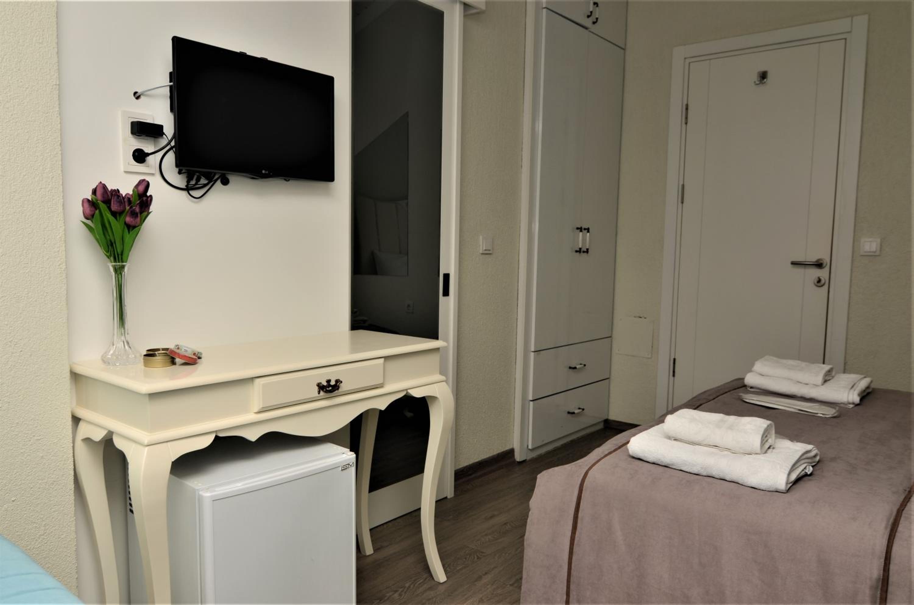 Triple Room with City View - Photo 11