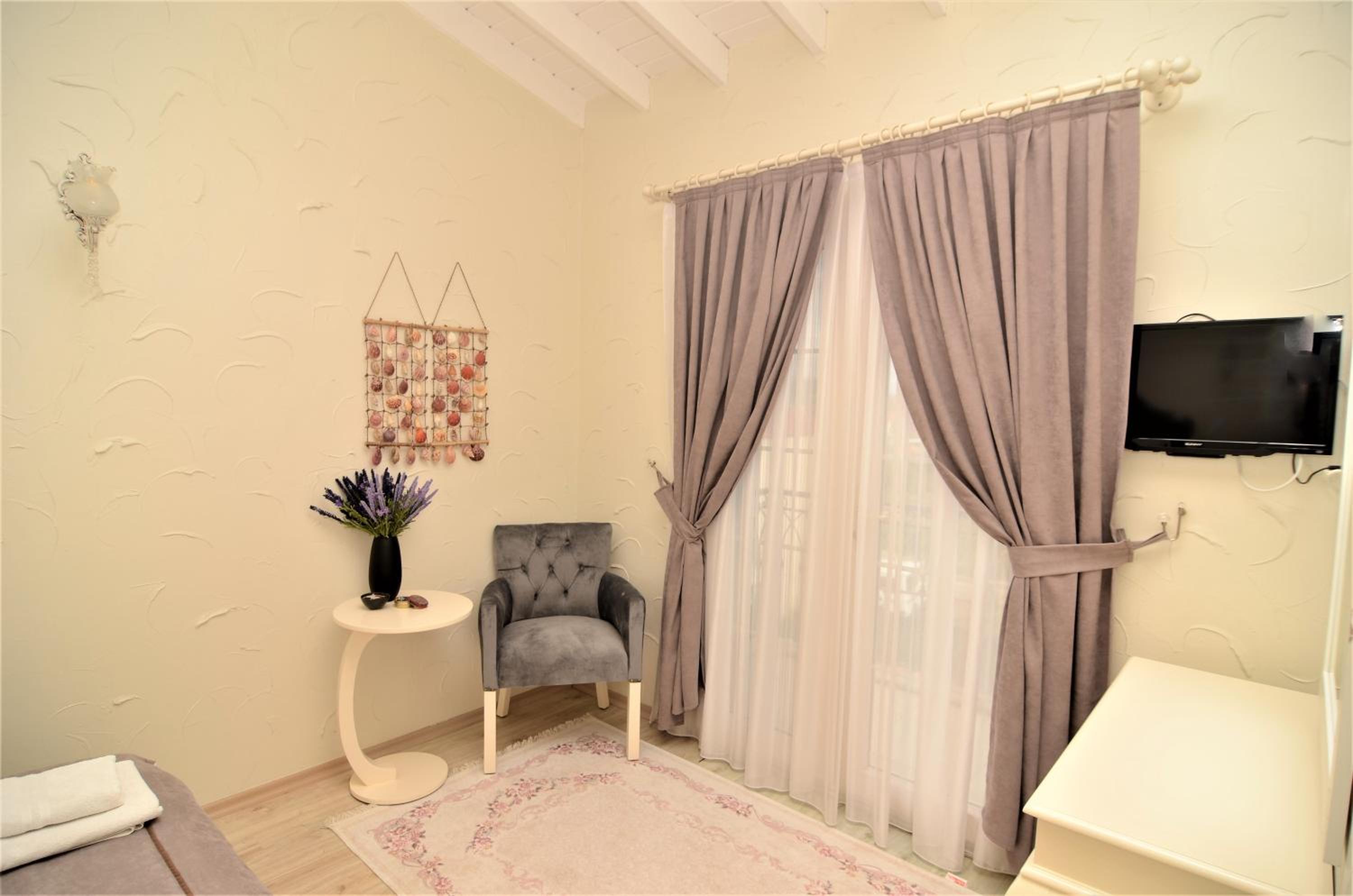 Deluxe King Room - Photo 15