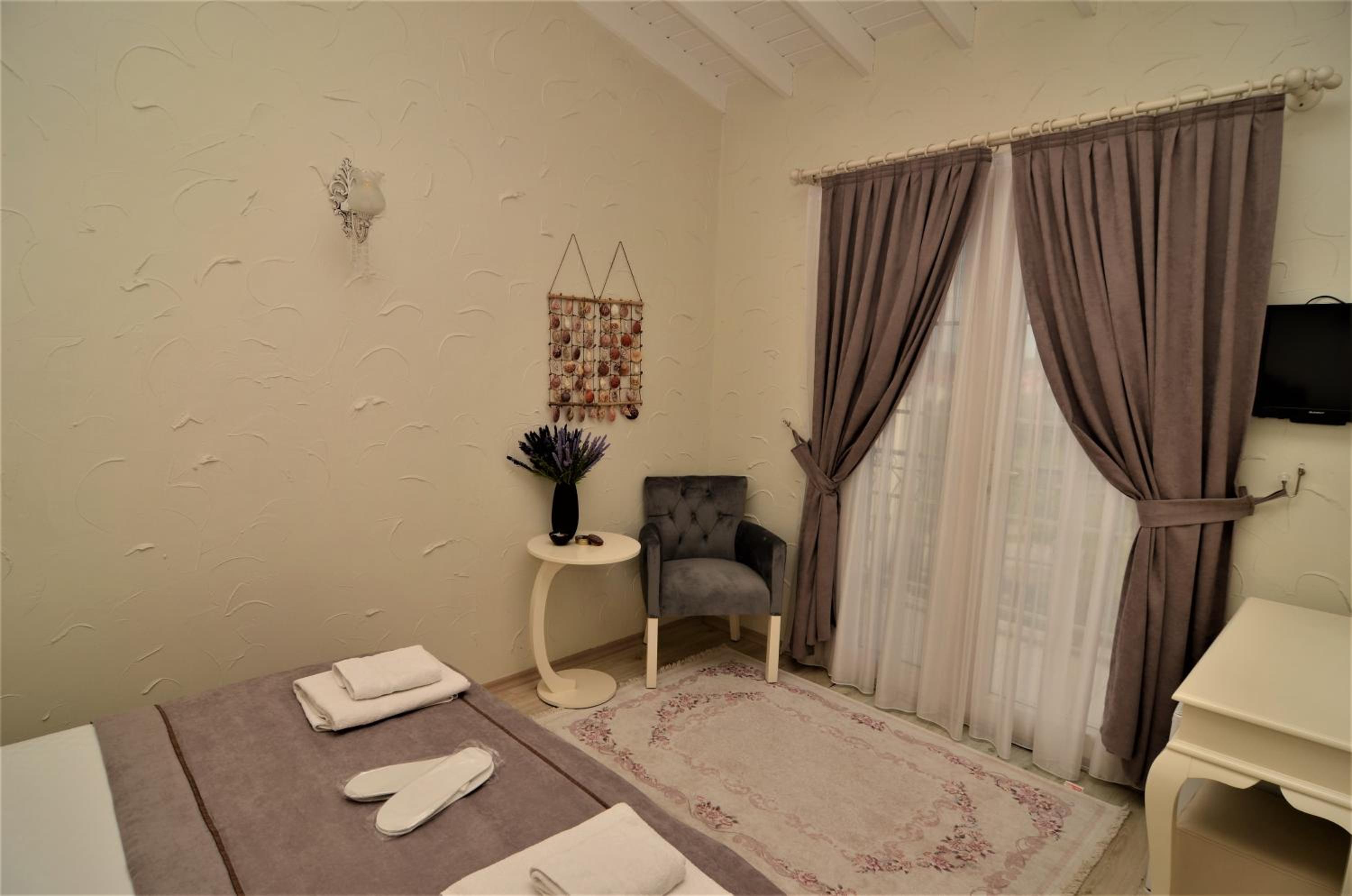 Deluxe King Room - Photo 29