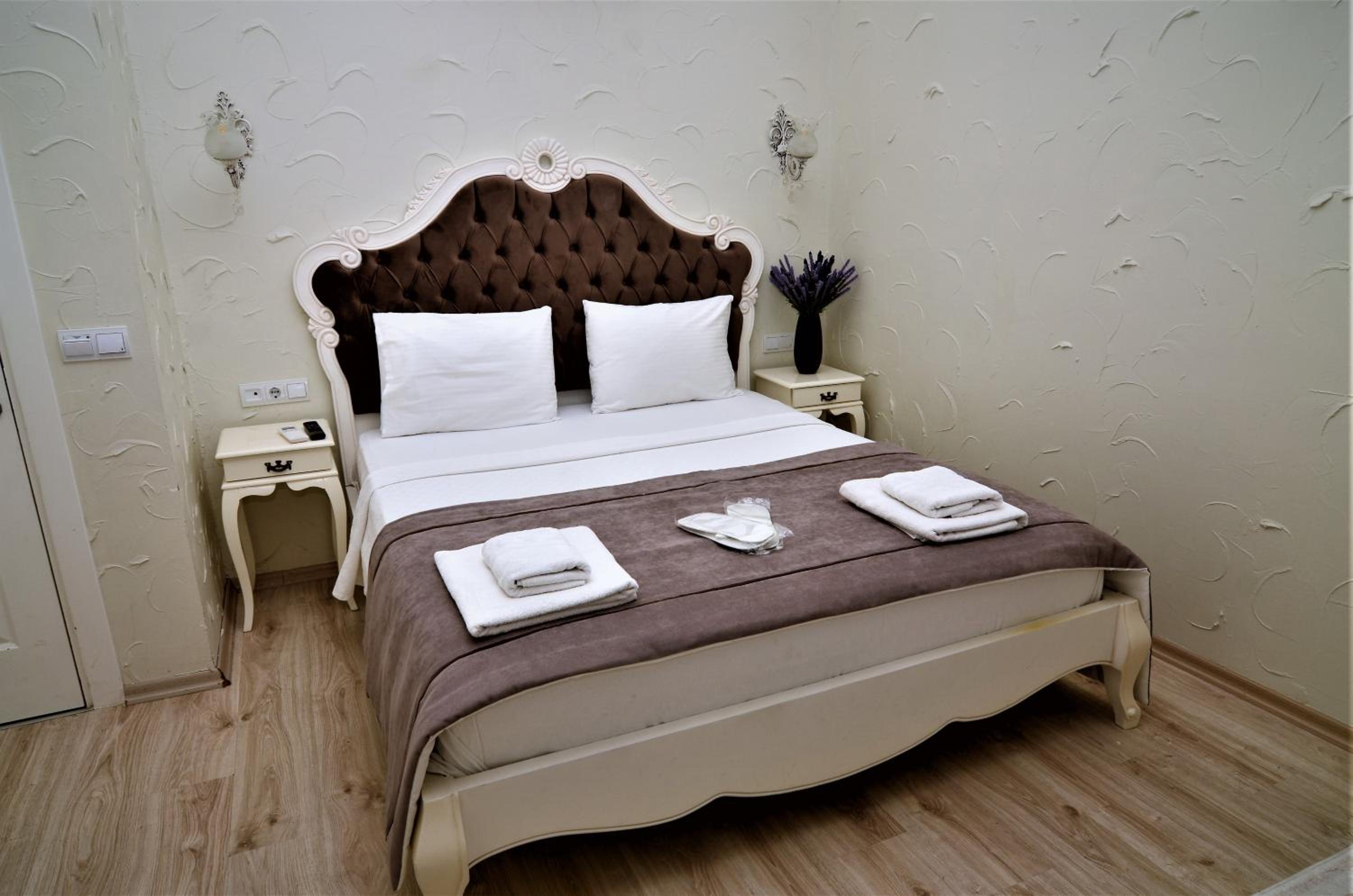 Deluxe King Room - Photo 10