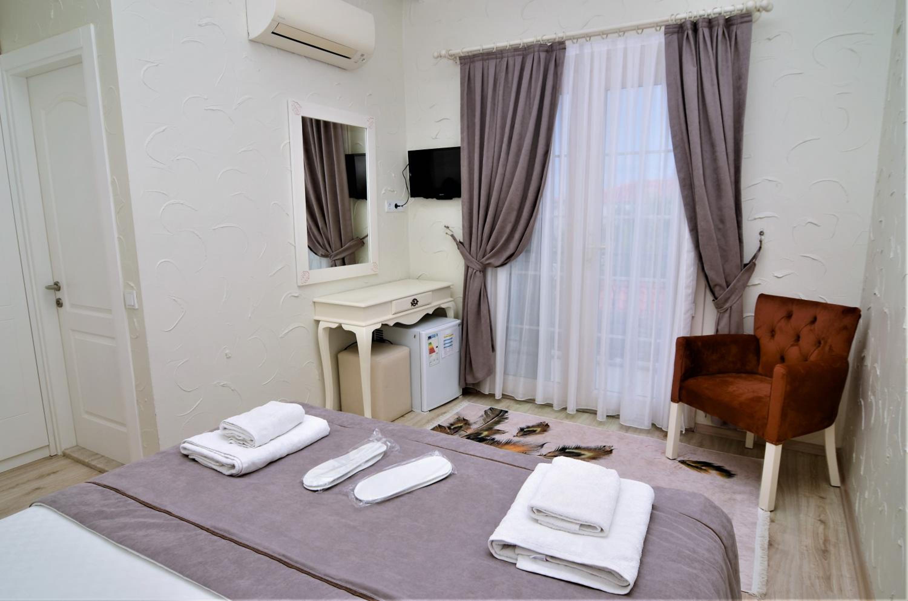 Deluxe King Room - Photo 7