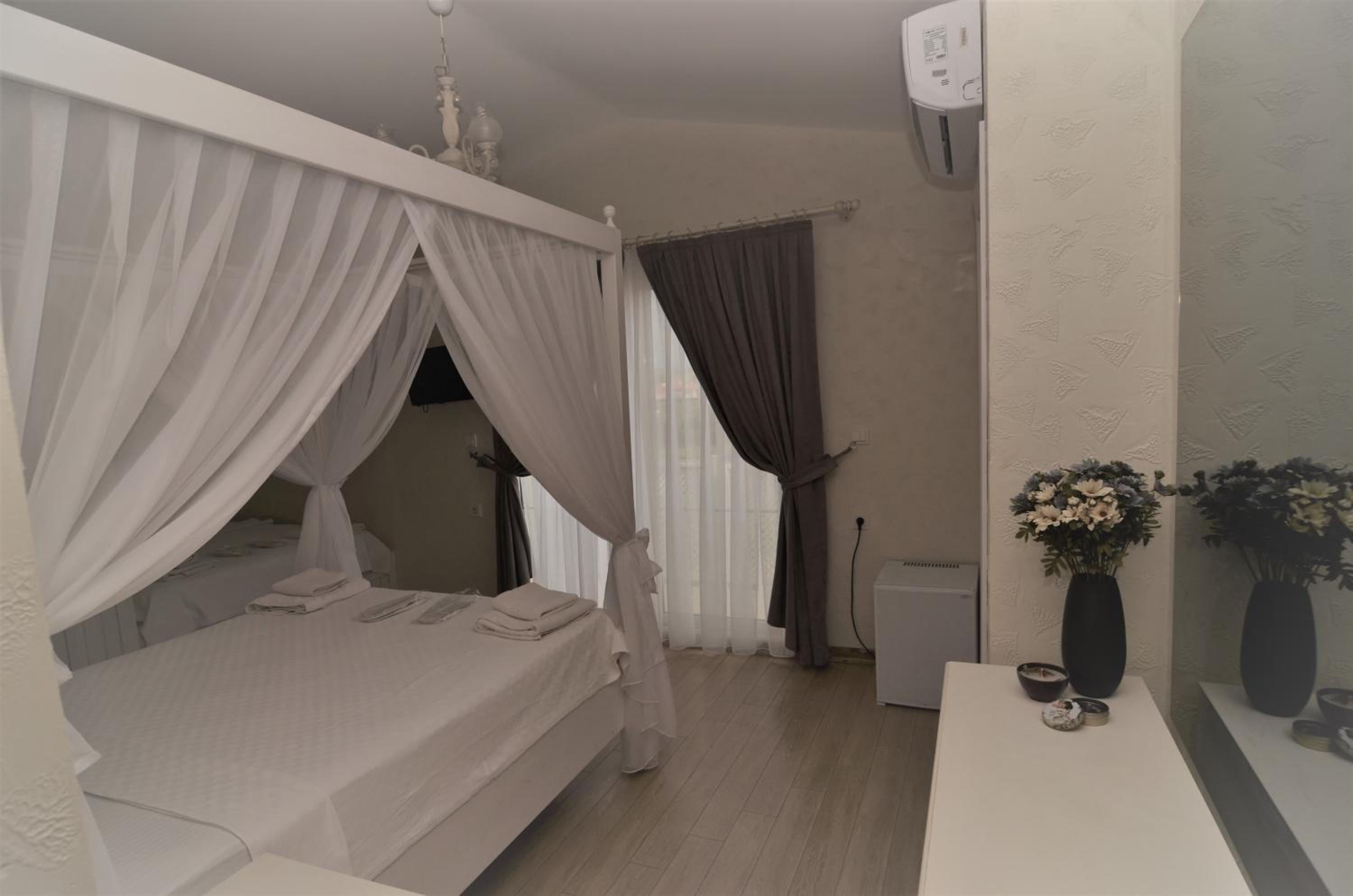 Family Room - Photo 11