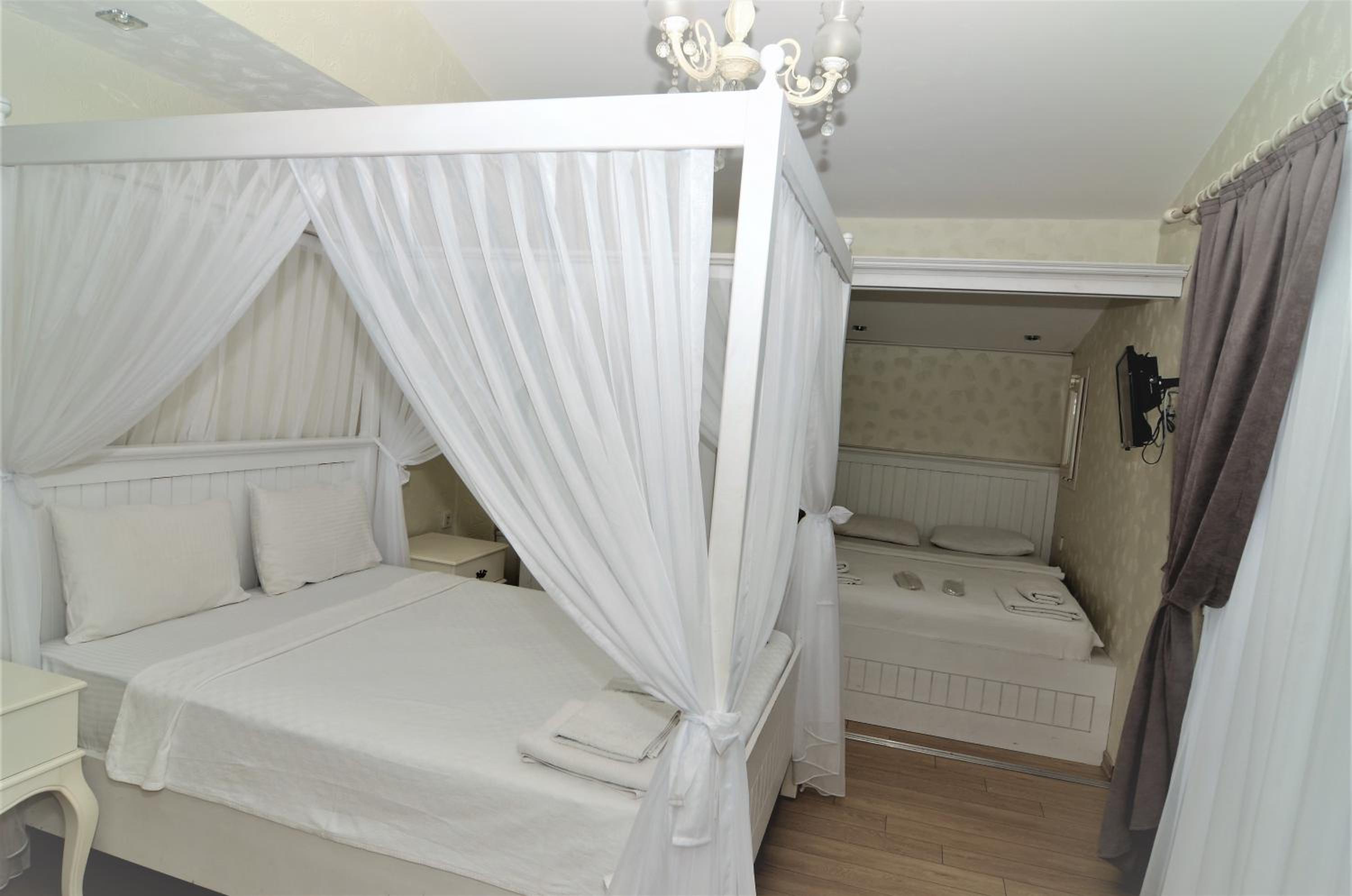 Family Room - Photo 7