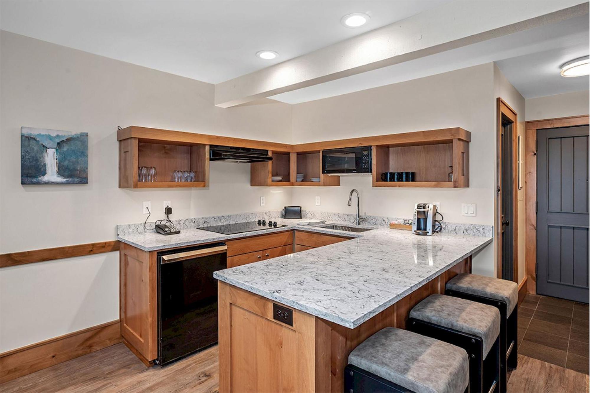 Deluxe Queen Suite - Photo 6