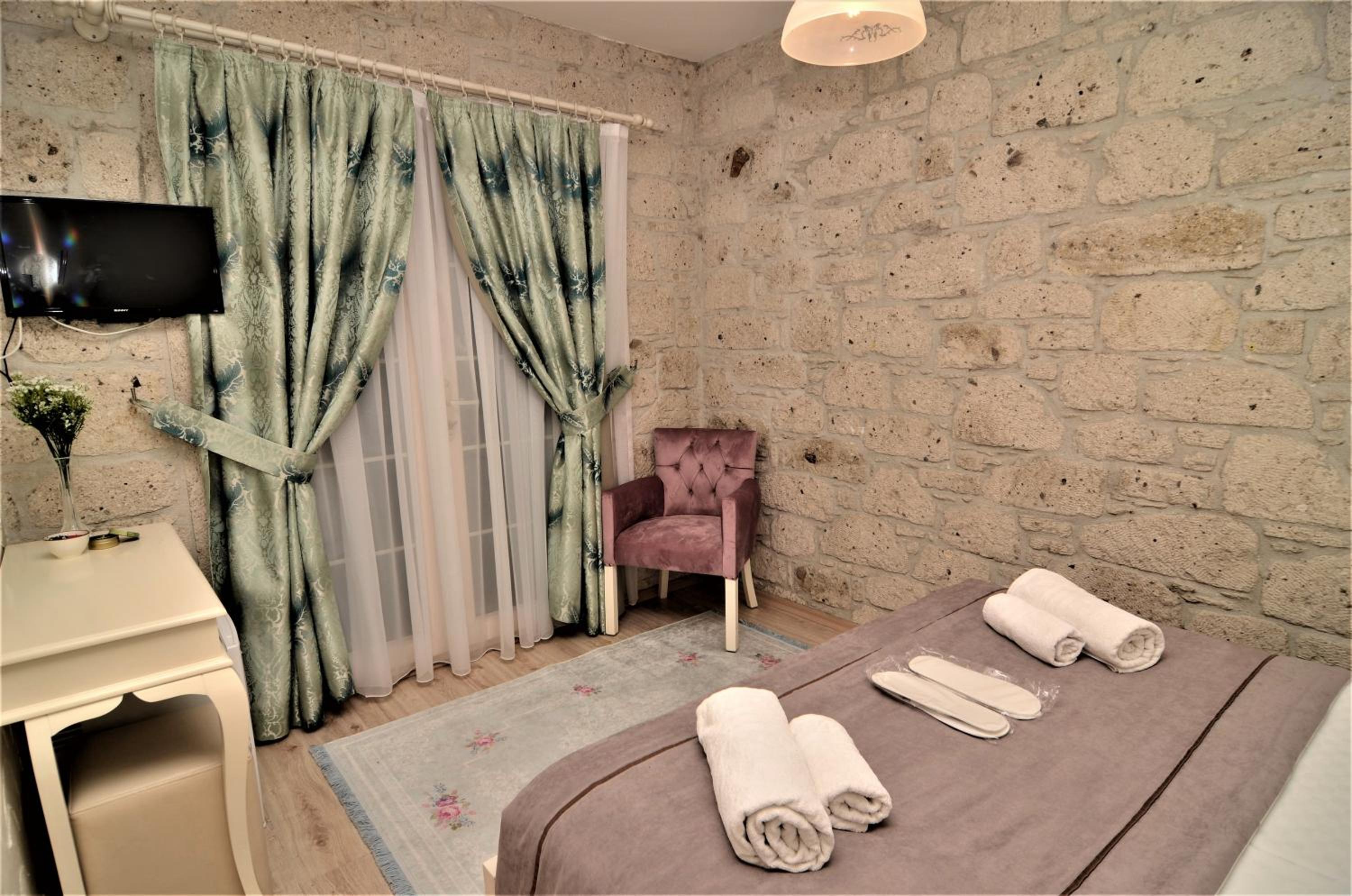 Deluxe Room - Photo 3