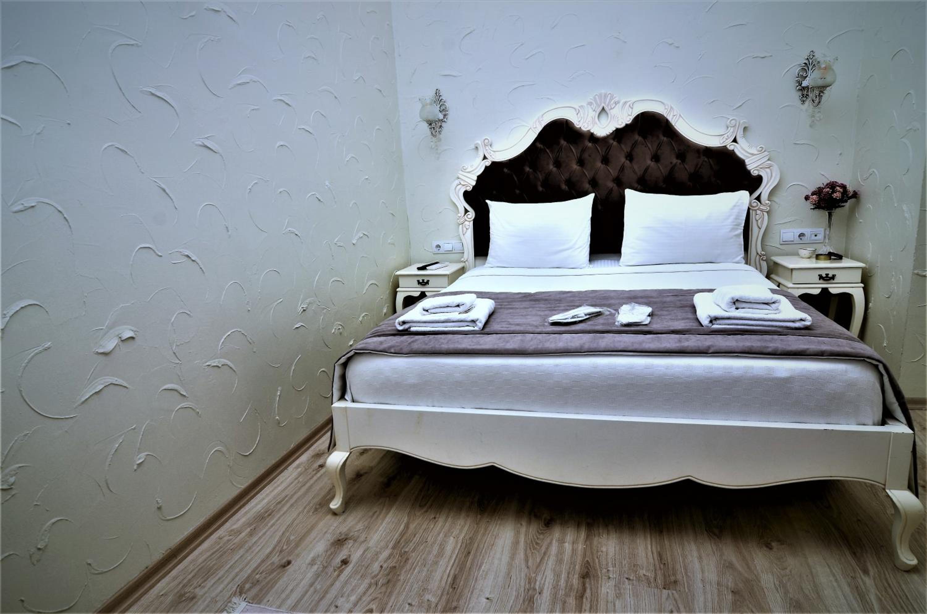 Deluxe King Room - Photo 17