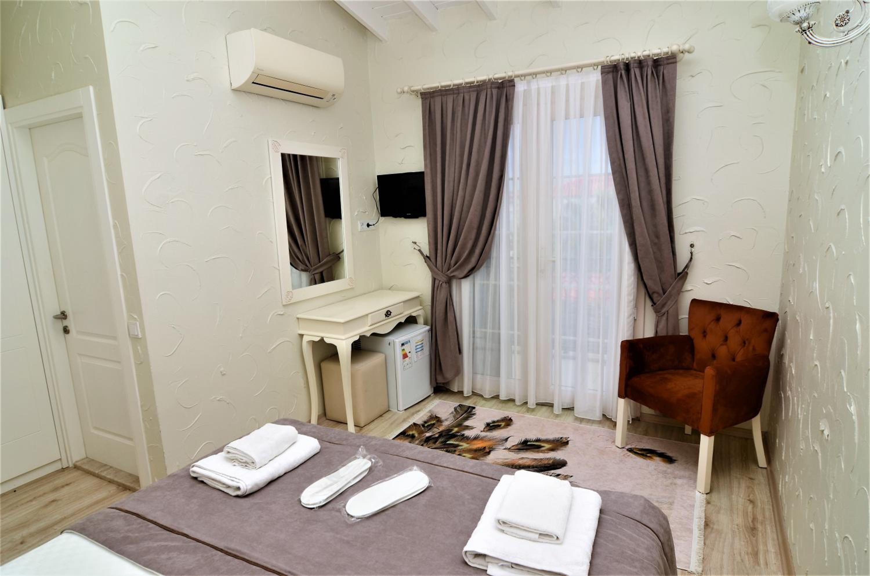 Deluxe King Room - Photo 2