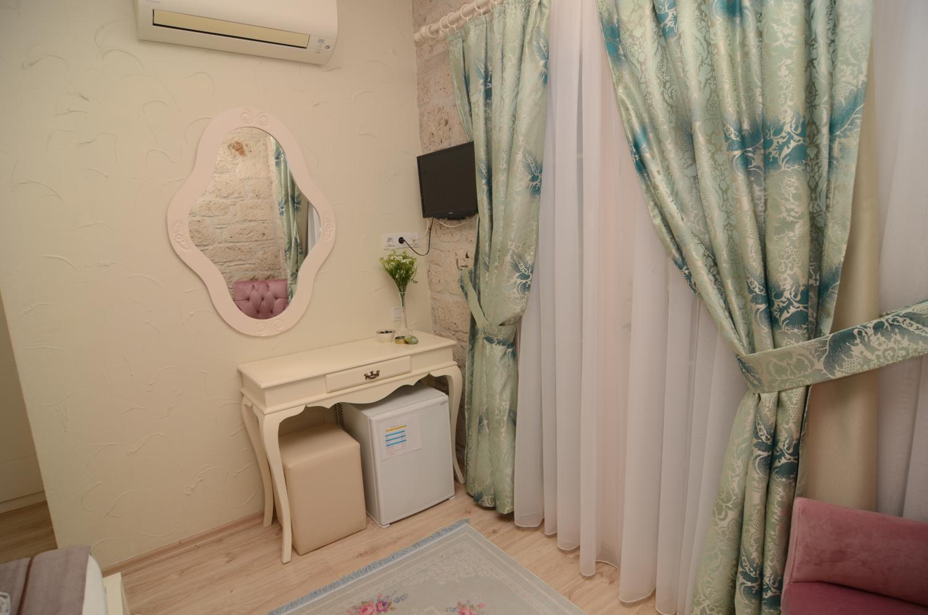 Deluxe Room - Photo 29