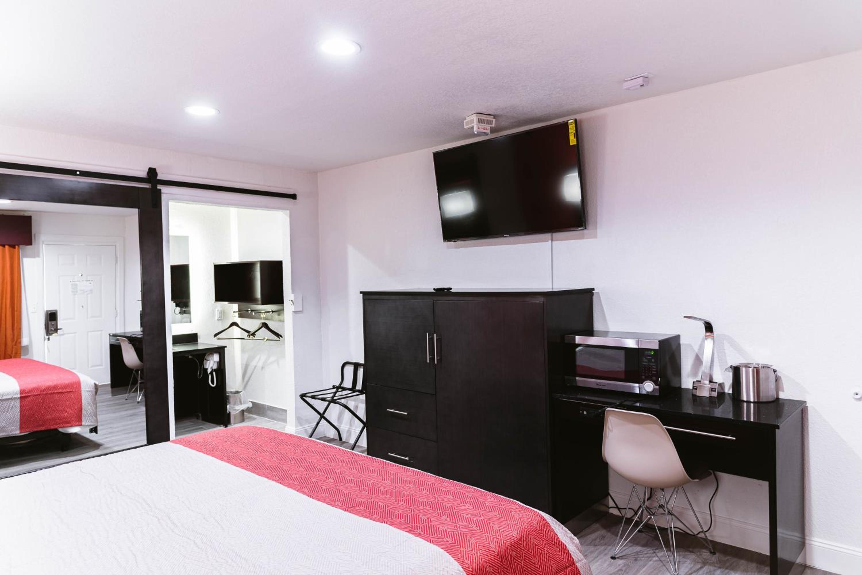 Queen Room with Two Queen Beds - Disability Access - Photo 15
