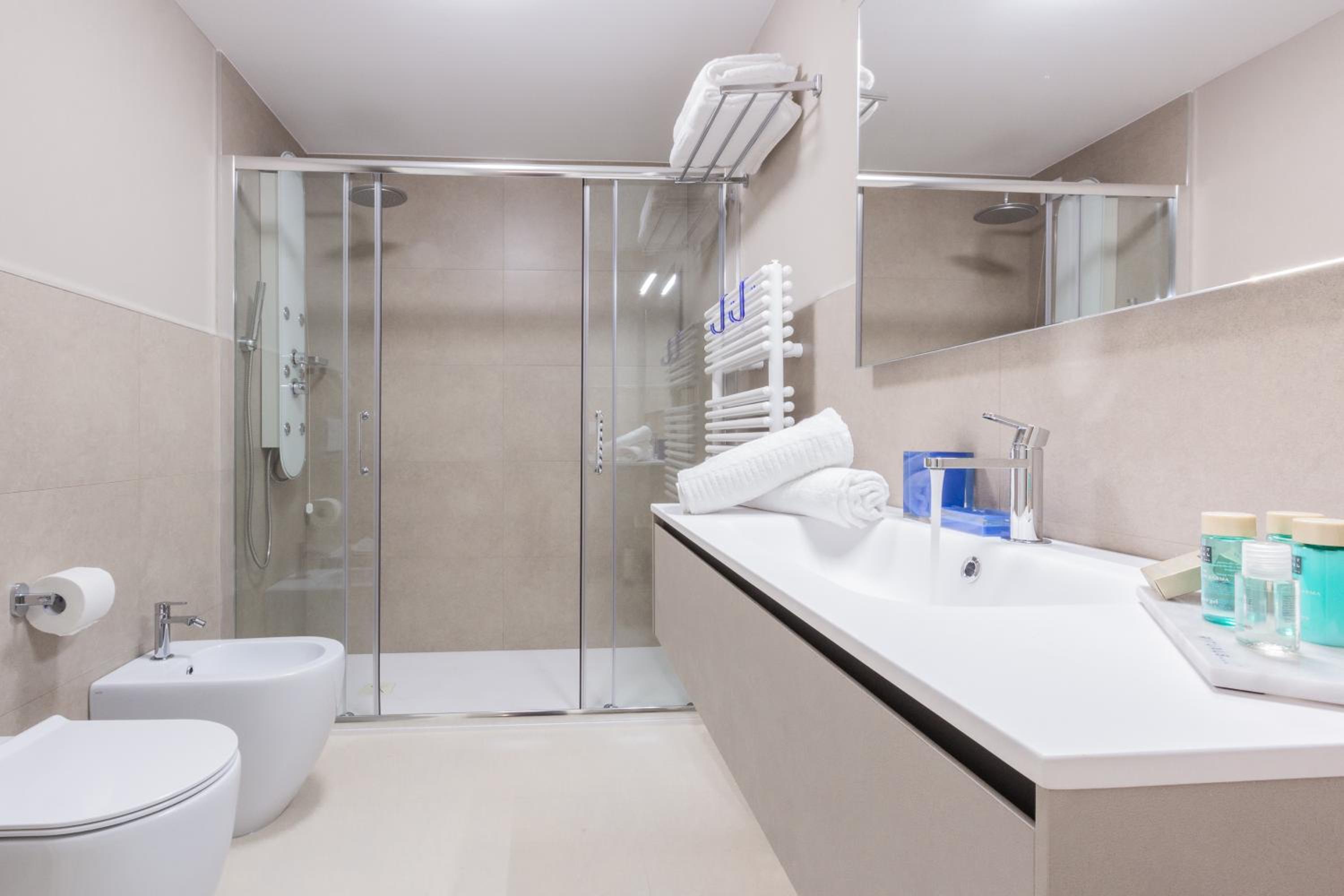 Superior Double or Twin Room - Photo 7