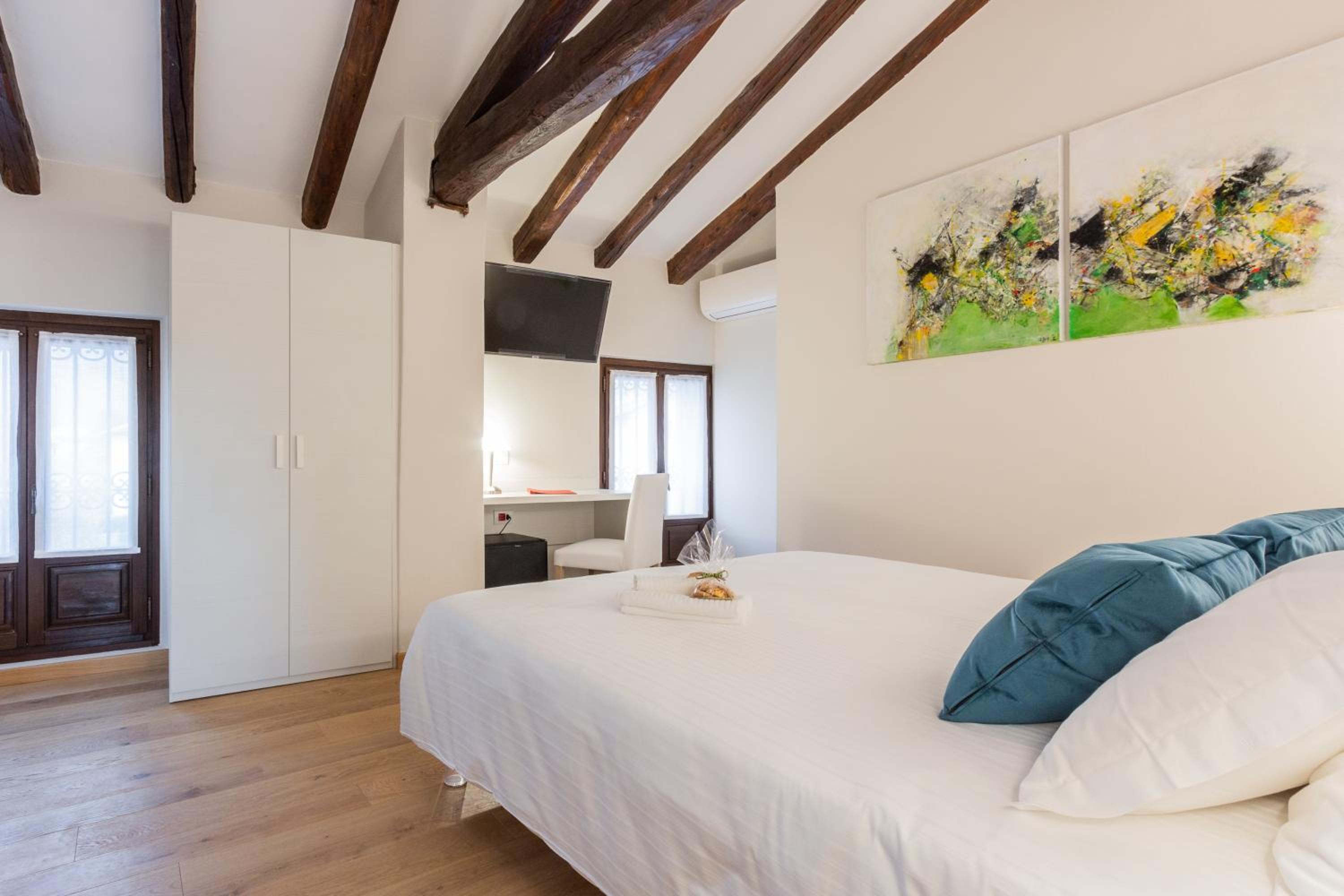 Superior Double or Twin Room - Photo 9